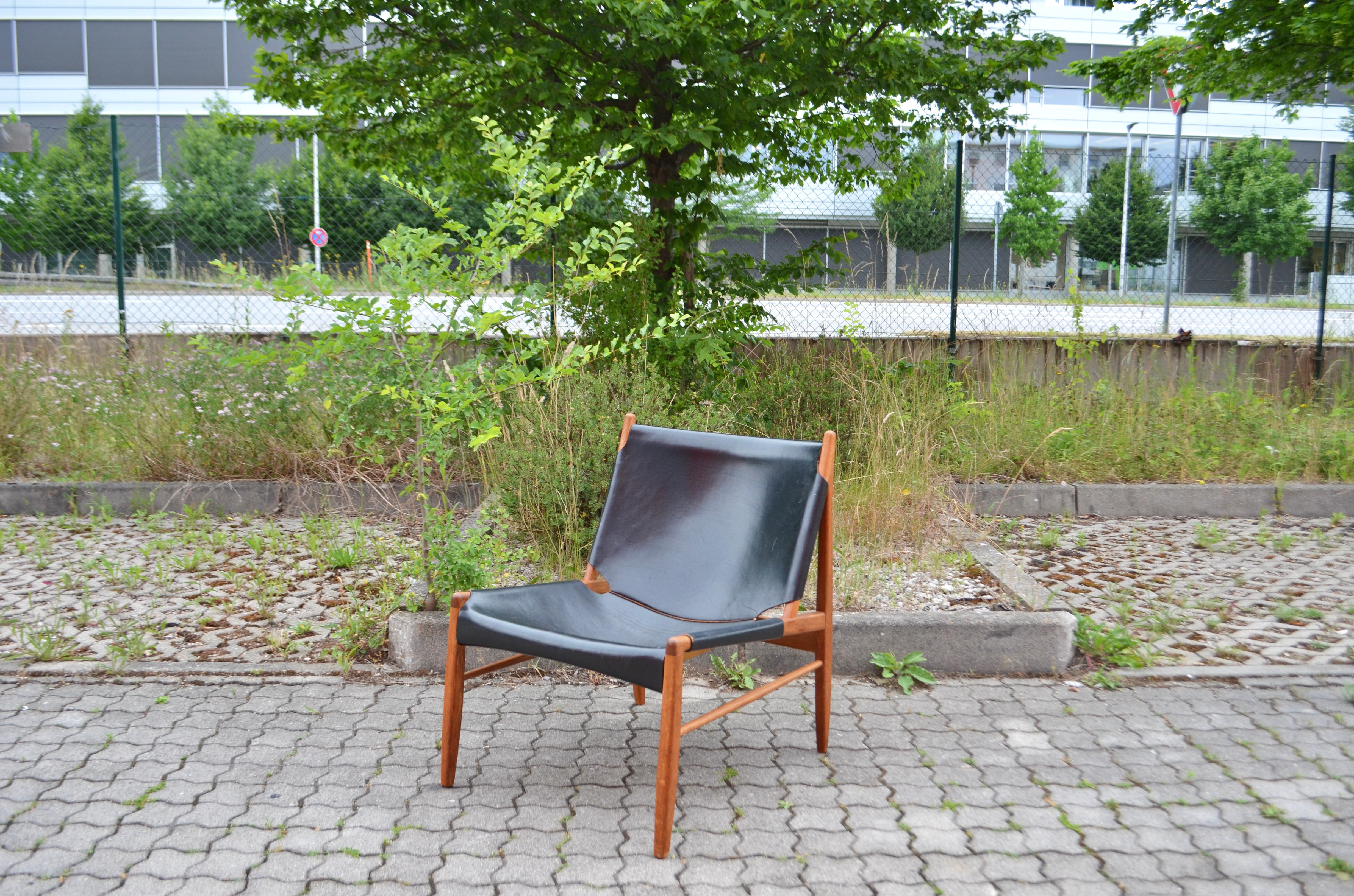 This Lounge chair was designed 1958 by Franz Xaver Lutz for Deutsche Werkstätten WK Möbel.
The model name is 1192 and also known as Chimney chair.
Made in black saddle leather and oiled oak.
The leather has some wears and patina.
This is one of