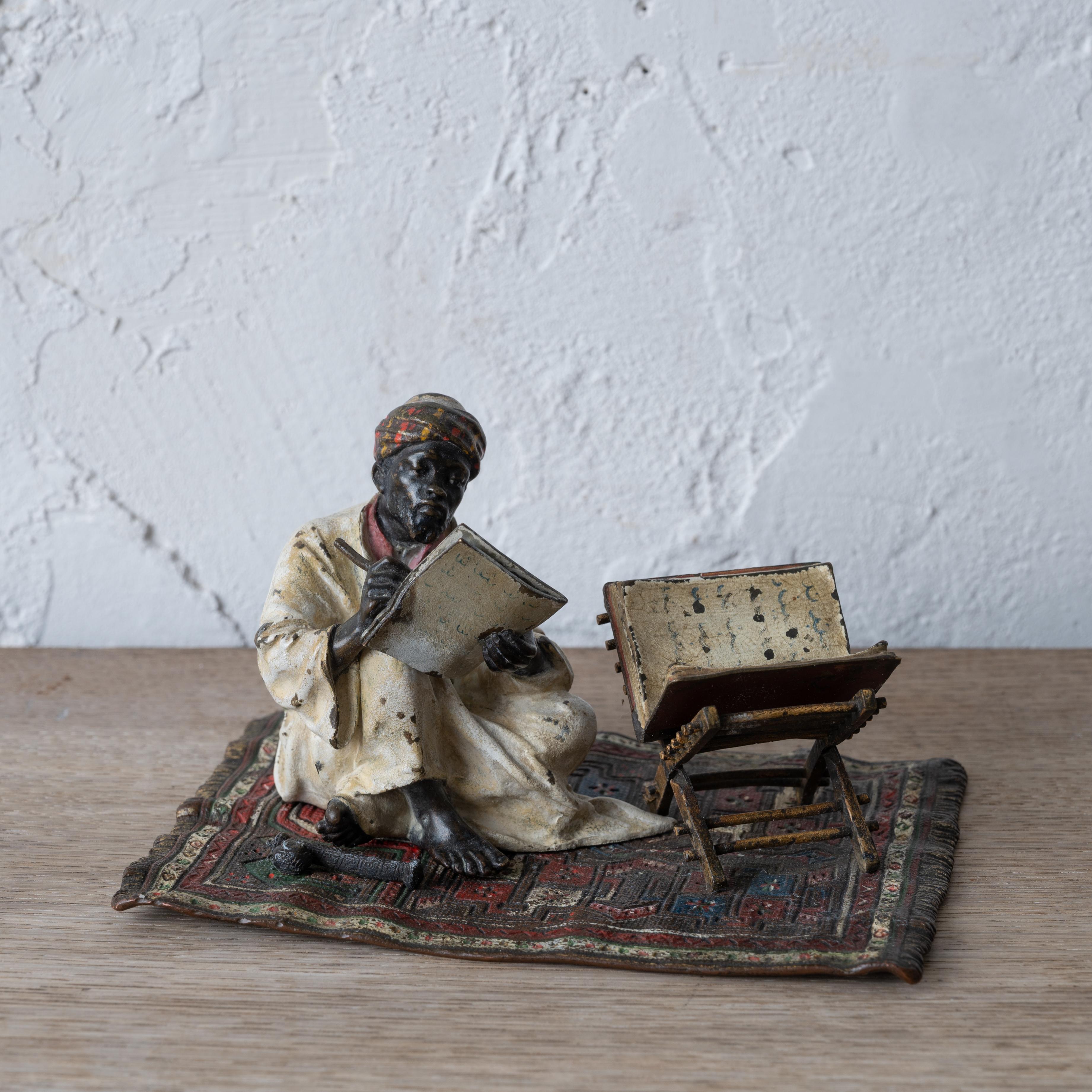 Franz Xavier Bergman
(Autrichien, 1861-1926)

Bronze orientaliste peint à froid représentant un scribe arabe du Coran sur un tapis, Vienne, vers 1880.

La marque d'enregistrement Geschützt est présente sur le dessous de la figurine. Correspondance
