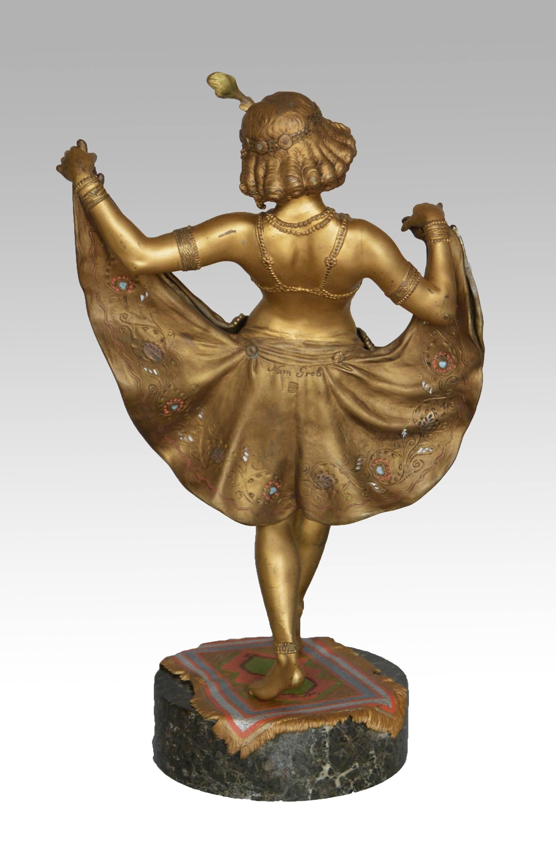 Franz Xaver Bergmann
Österreicher (1861-1936)
Bronze, signiert 'Nam Greb' & 'B' in einer Vase.
Höhe: 13½ Zoll 
Breite: 7¾ Zoll

Seltene, großformatige Version von 'Windy Day', einer erotischen Bronzefigur einer jungen Tänzerin, mit feinem,