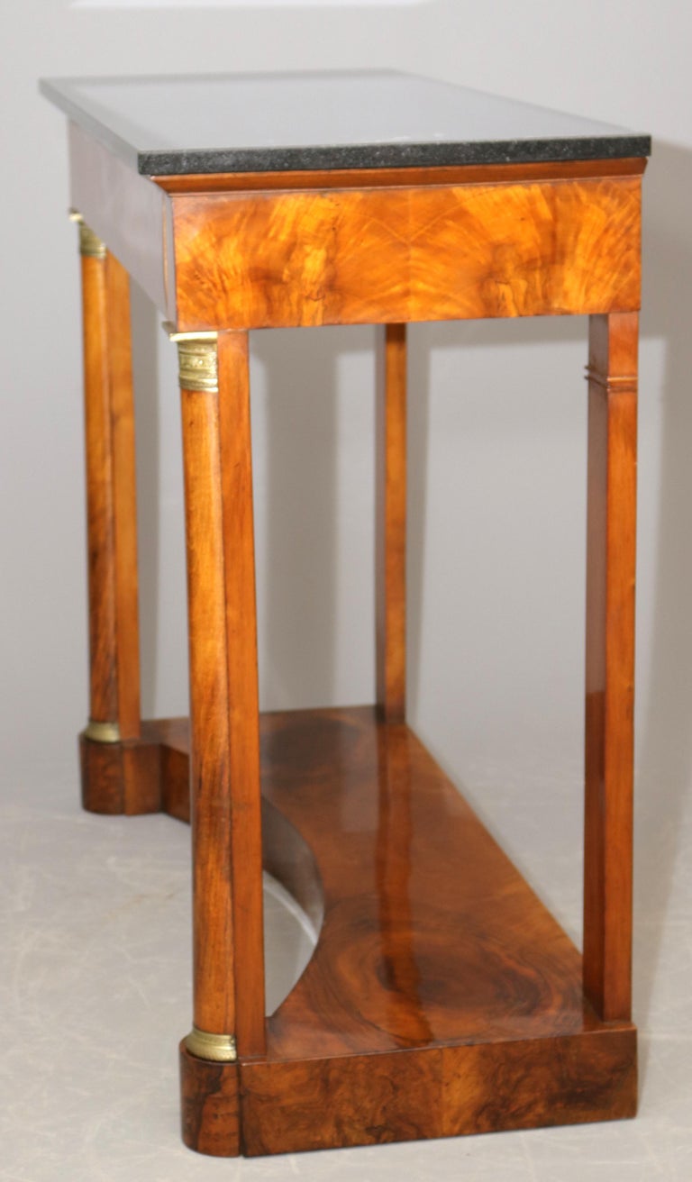 Französische Empire Konsole Aus Nussbaum Mit Halbsäulen For Sale at 1stDibs