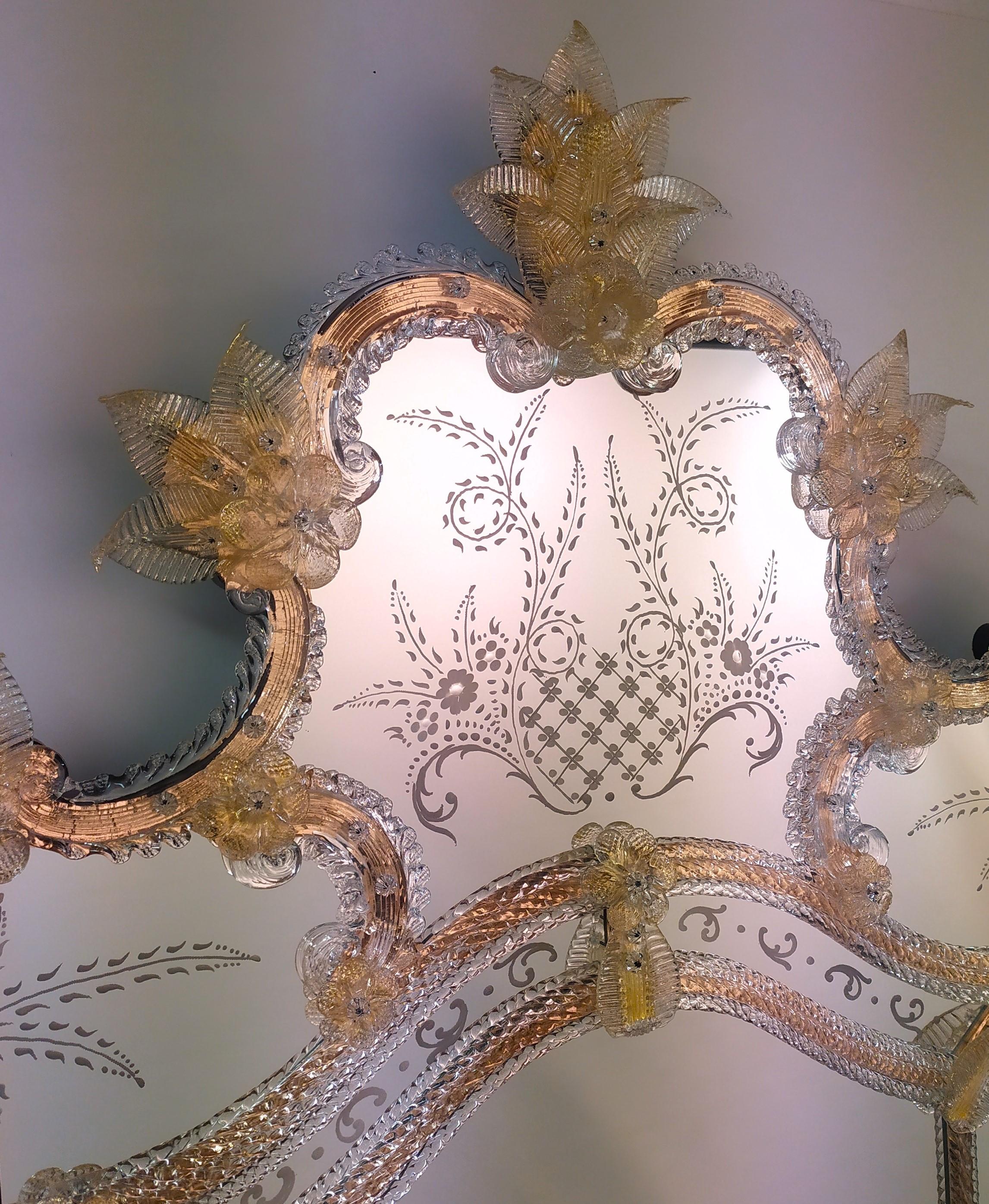 Lussuoso specchio in Stile Veneziano, prodotto con Vetro di Murano, denominato 