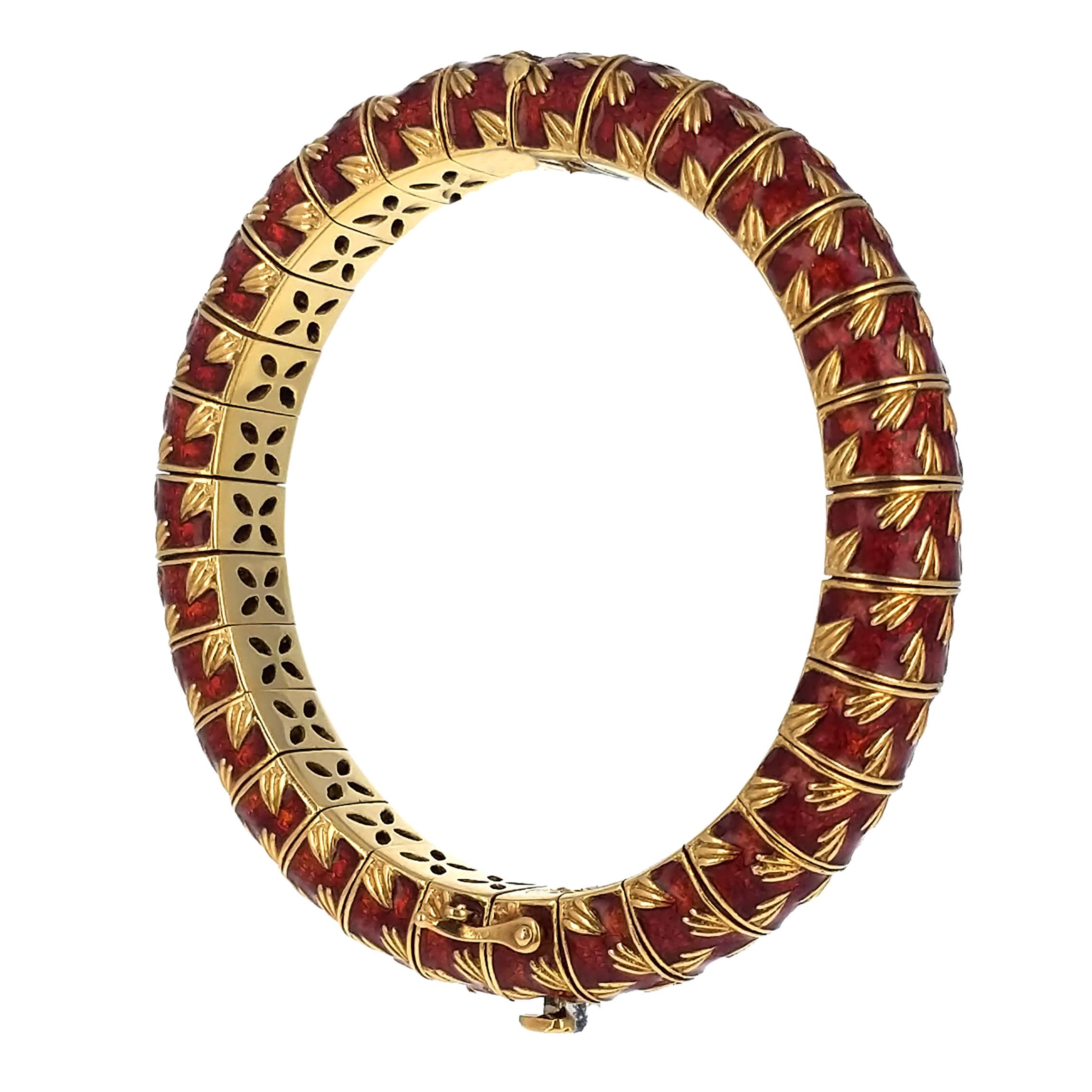 This articulated bangle bracelet features burnt orange paillonné enamel and embossed leaf motif accents. It is mounted in 18 karat yellow gold and stamped Model FC Depose. It was made in Italy, circa late 1960s. It is 5.5 cm in diameter.
