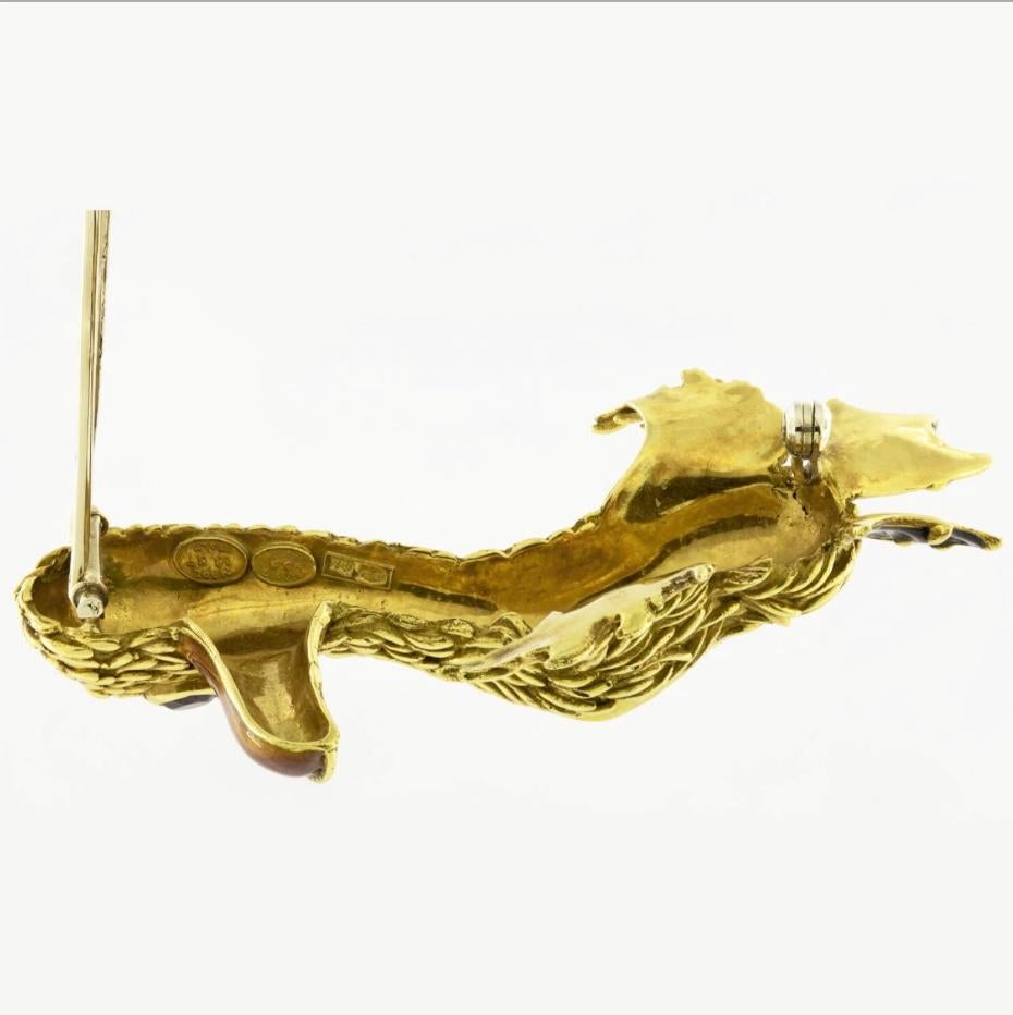 An iconic 18kt yellow gold brooch by northern Italian master Frascarolo, representing a Duck, decorated with fine yellow, orange and black enamel. Made in Italy, circa 1975.

Dimensions: 4 cm x 7 cm
Hallmarks: 465 AL, 750.
Gross weight: 37
