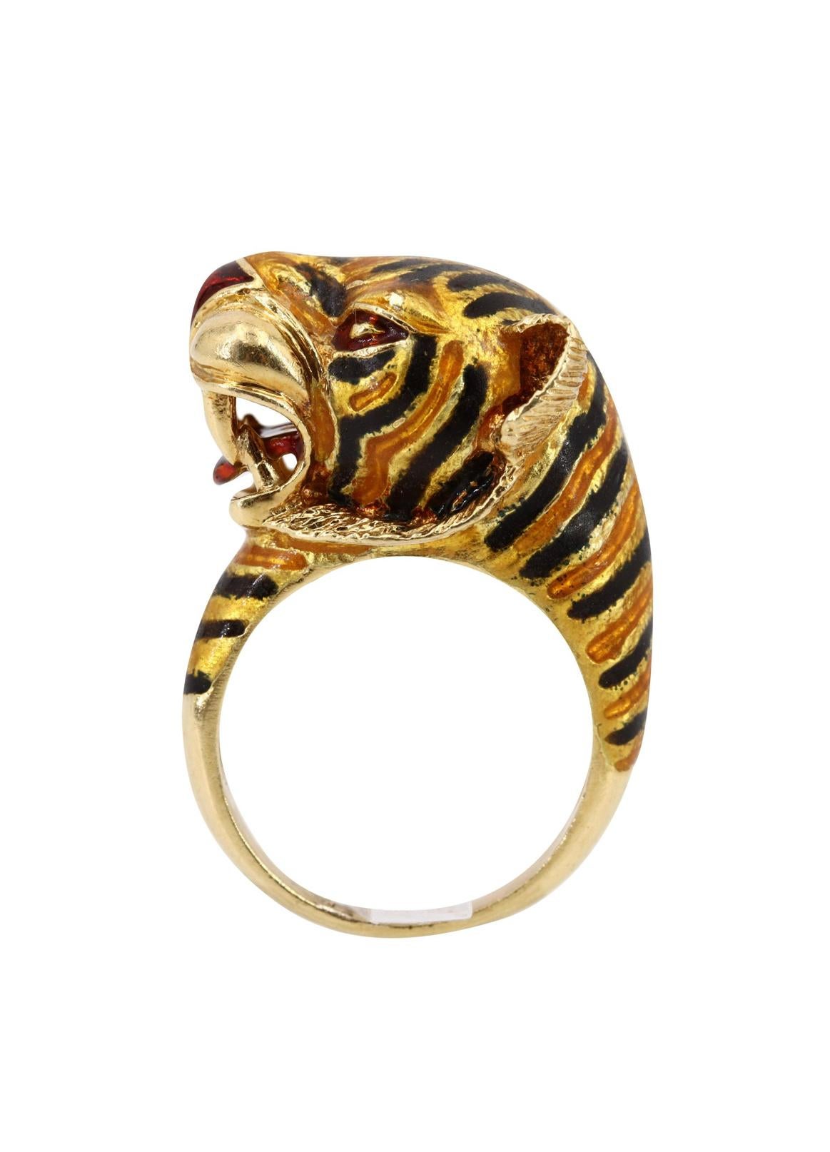 Ein ikonischer Ring aus 18 Karat Gelbgold des norditalienischen Meisters Frascarolo, der einen Panther darstellt und mit feiner schwarzer, oranger, gelber und roter Emaille verziert ist. Hergestellt in Italien, um 1975.
Der Ring hat die Größe