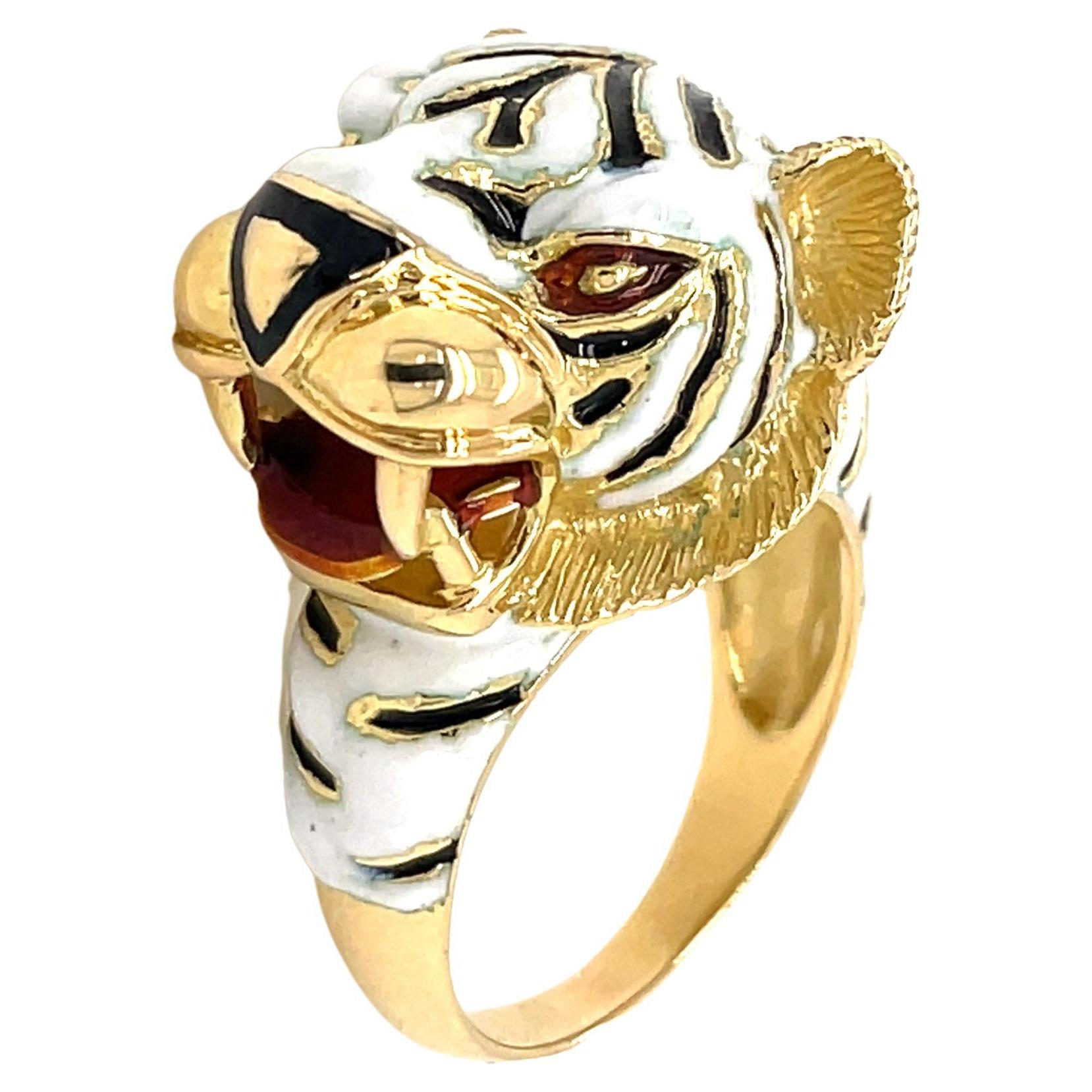 An iconic 18kt yellow gold ring by northern Italian master Frascarolo, representing a white Bengala Tiger, decorated with fine black, white and red enamel. Made in Italy, circa 1975.
The ring measures a size 6 1/2.
Hallmarks: 465 AL, 750.
Gross