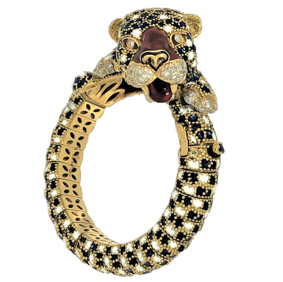 A classic leopard bracelet by Frascarolo made of 18K yellow gold with dark  blue and white spots contrasted by sharp, copper colored enamel on the nose and tongue.
In addition, it has diamond eyes and is covered with diamonds on the muzzle, chin