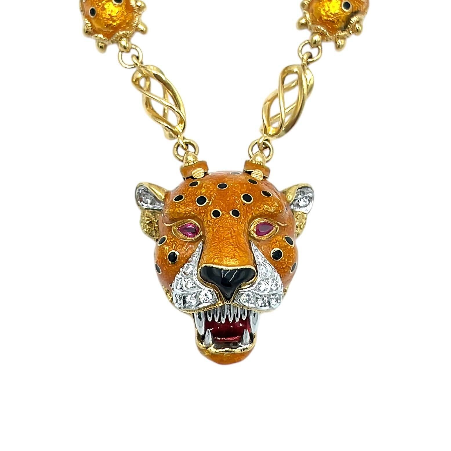 Ein Collier aus 18 Karat Gelb- und Weißgold, Emaille und Diamanten, Frascarolo, Italien.  Anhänger in Form eines Leopardenkopfes aus dunkelgelber Emaille mit schwarzen Emaille-Rosetten und Nase, Schnauze und Ohren mit ca. 26 runden Brillanten aus