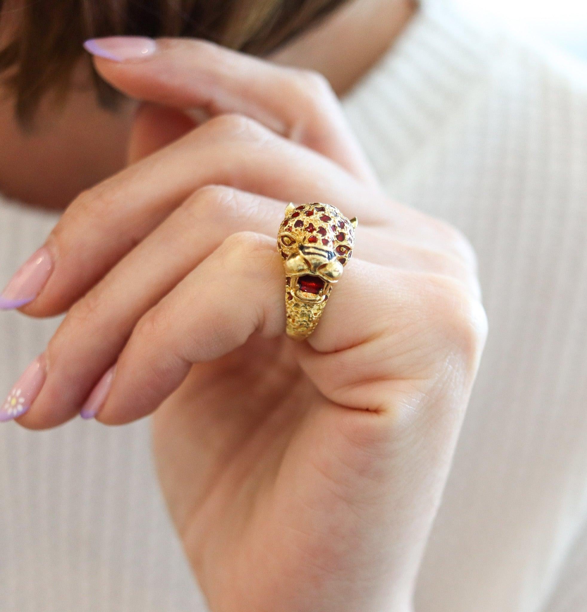 Anello da cocktail smaltato con pantera disegnato da Frascarolo.

Si tratta di un bellissimo anello da cocktail altamente scolpito, creato a Milano dal famoso gioielliere e designer Pierino Frascarolo nel 1960. Questo intricato anello fa parte della