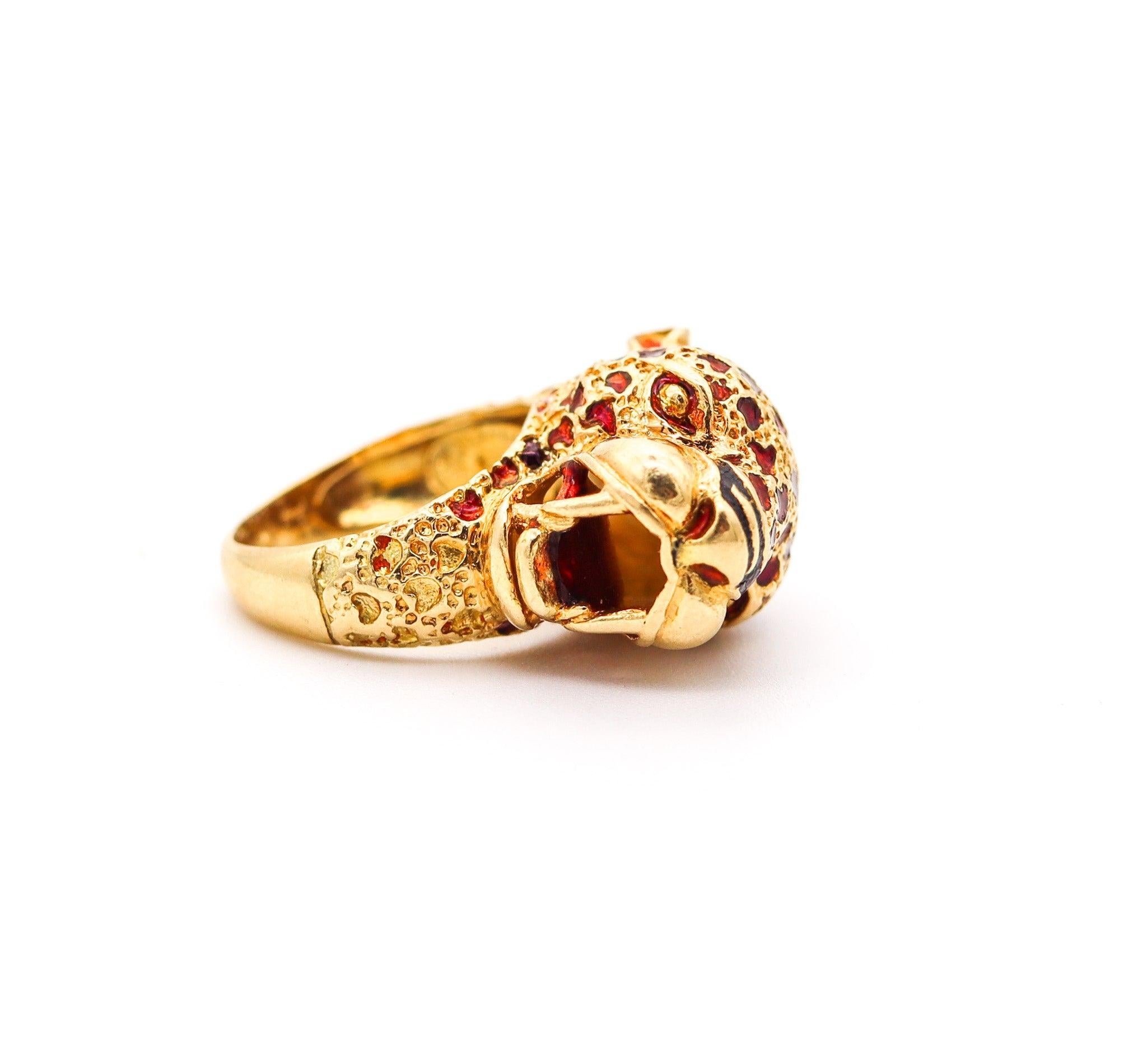 Anello da cocktail con pantera smaltata rossa di Frascarolo Milano in oro giallo massiccio 18Kt In condizioni ottime in vendita a Miami, FL