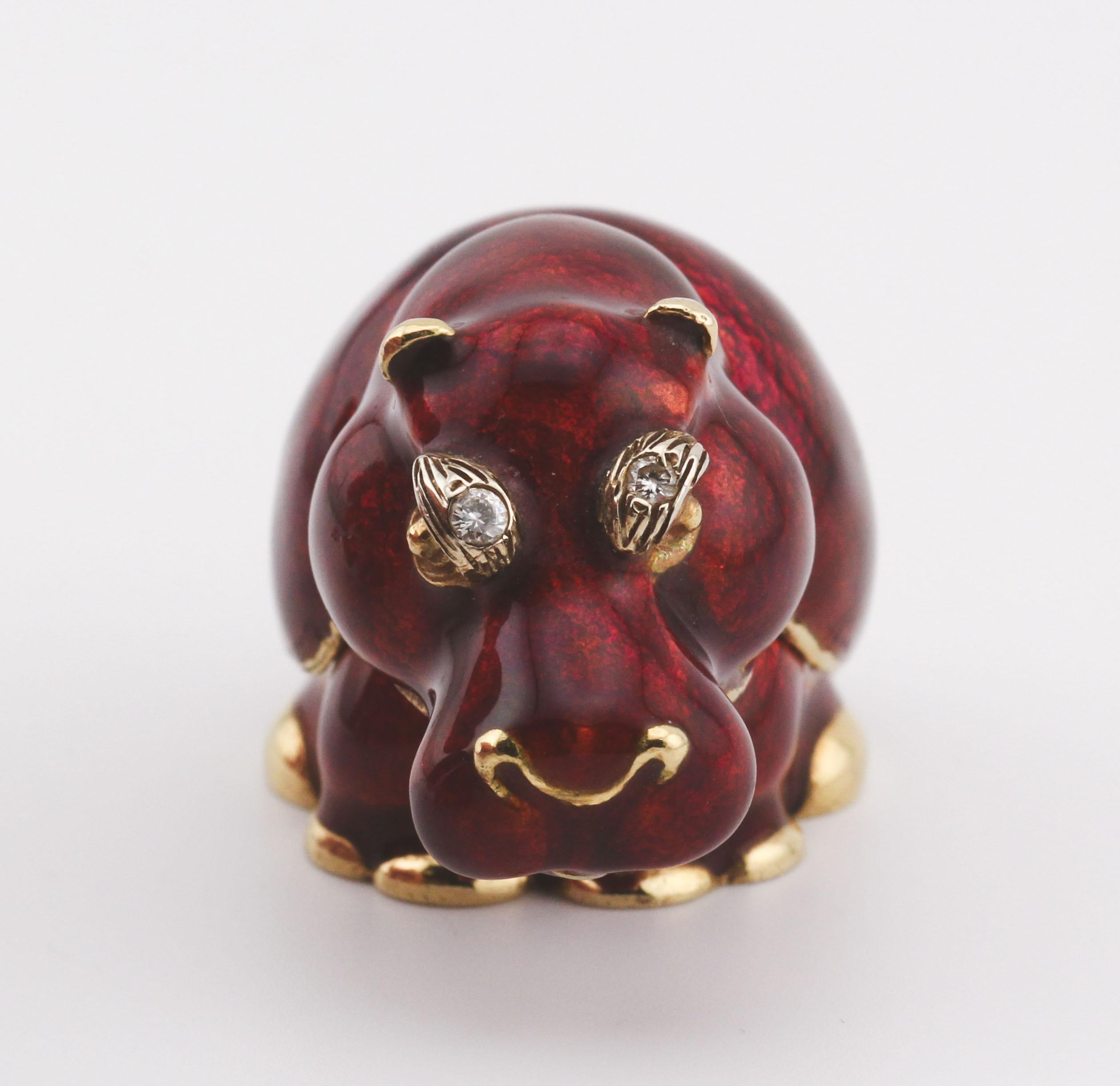 A delightful fusion of luxury and whimsy, this rare vintage pillbox by Frascarolo is a superb example of the Italian master’s playful yet opulent design. Meticulously crafted in 18K yellow gold, the pillbox takes the form of a charming hippopotamus,