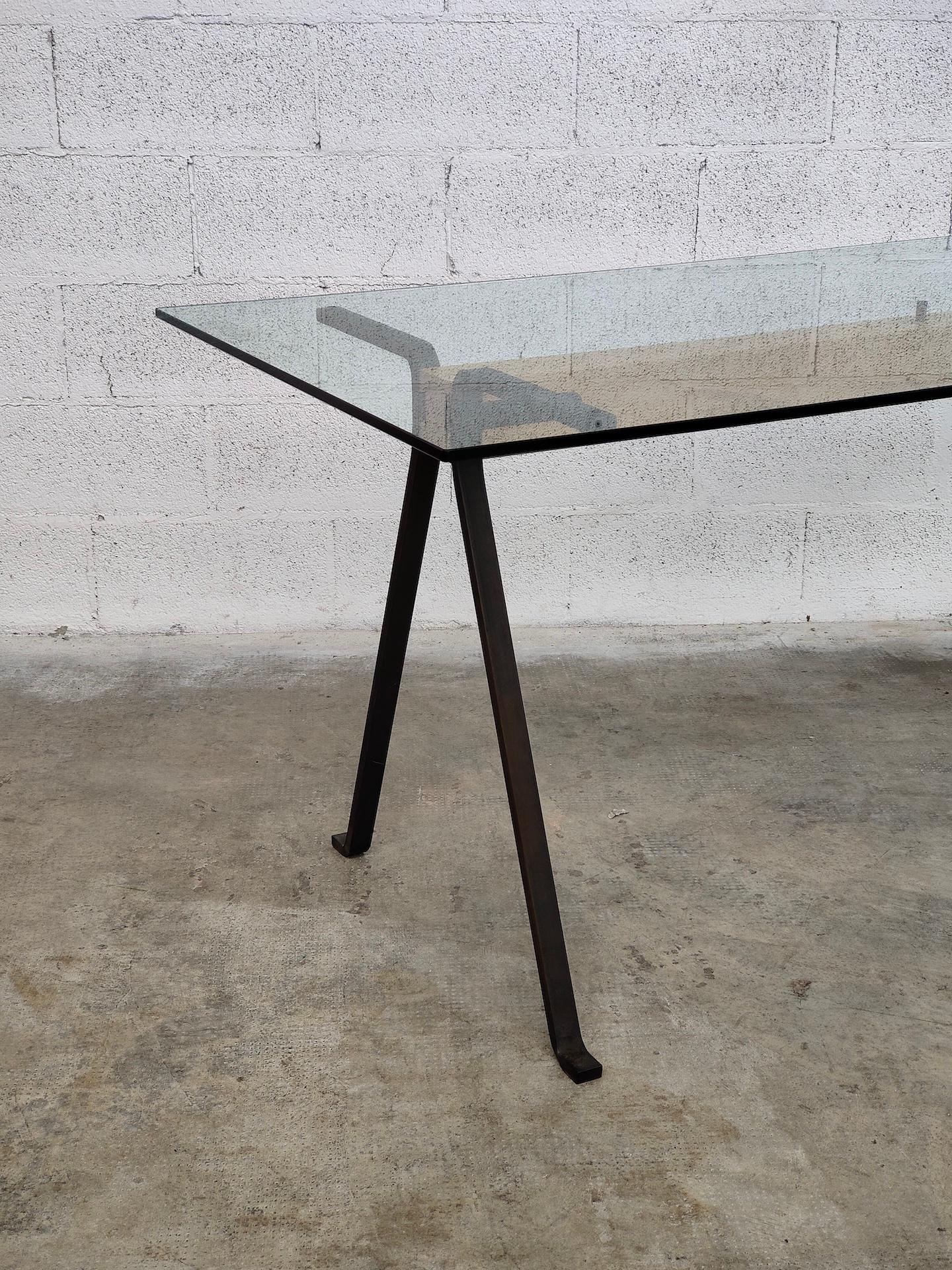 FRATE TABLE
Table 165x78 cm (it can also accommodate a 200 cm top), belonging to the Frate collection, made with a painted steel profile structure connected by a solid wood beam. Rectangular top in 12 mm thick tempered glass. Suitable for indoor