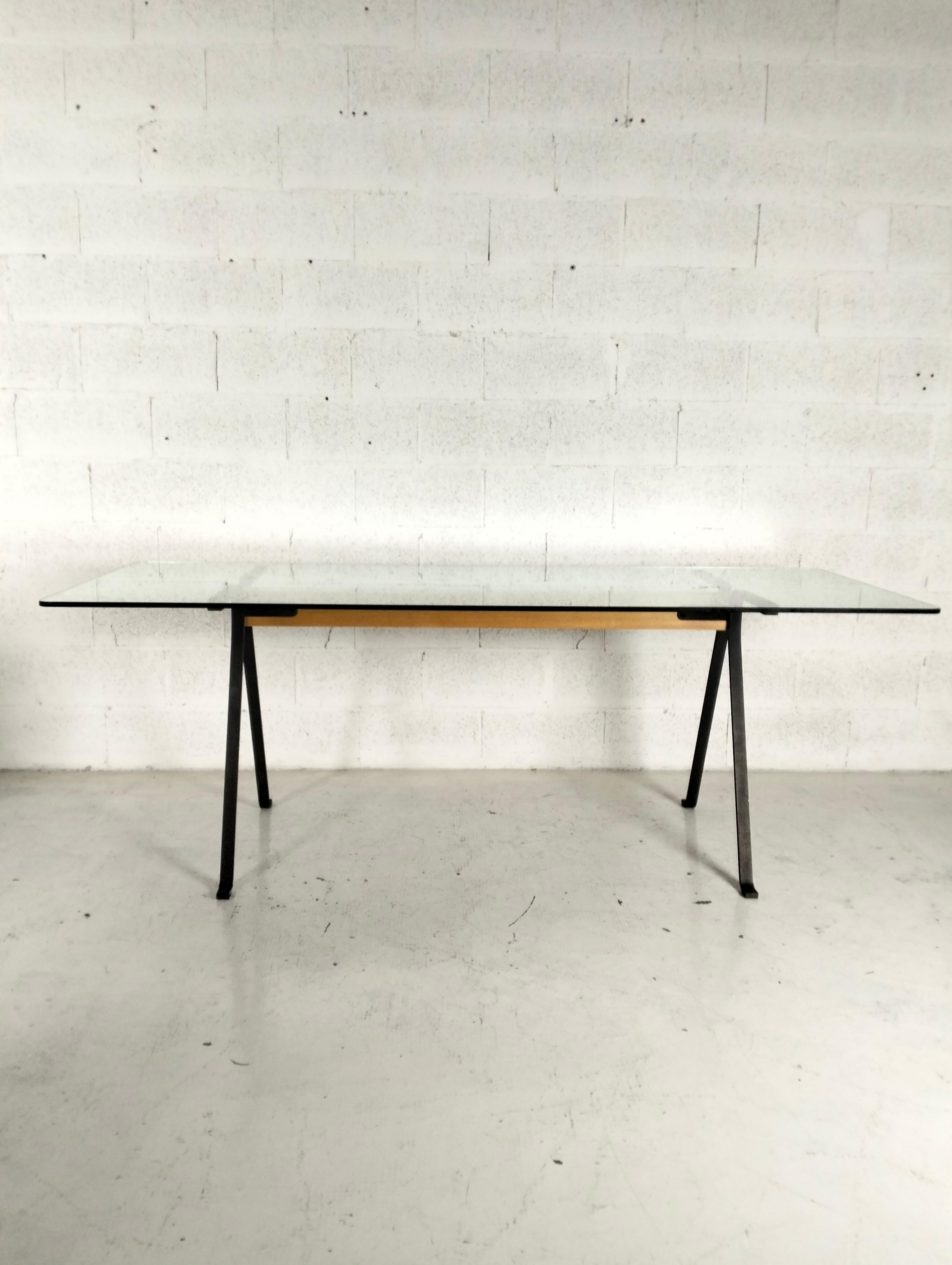 TABLE FRATE
Table 180x78 cm , faisant partie de la collection Frate, réalisée avec une structure en profilés d'acier peints reliés par une poutre en bois massif. Plateau rectangulaire en verre trempé de 12 mm d'épaisseur. Adaptée uniquement à un