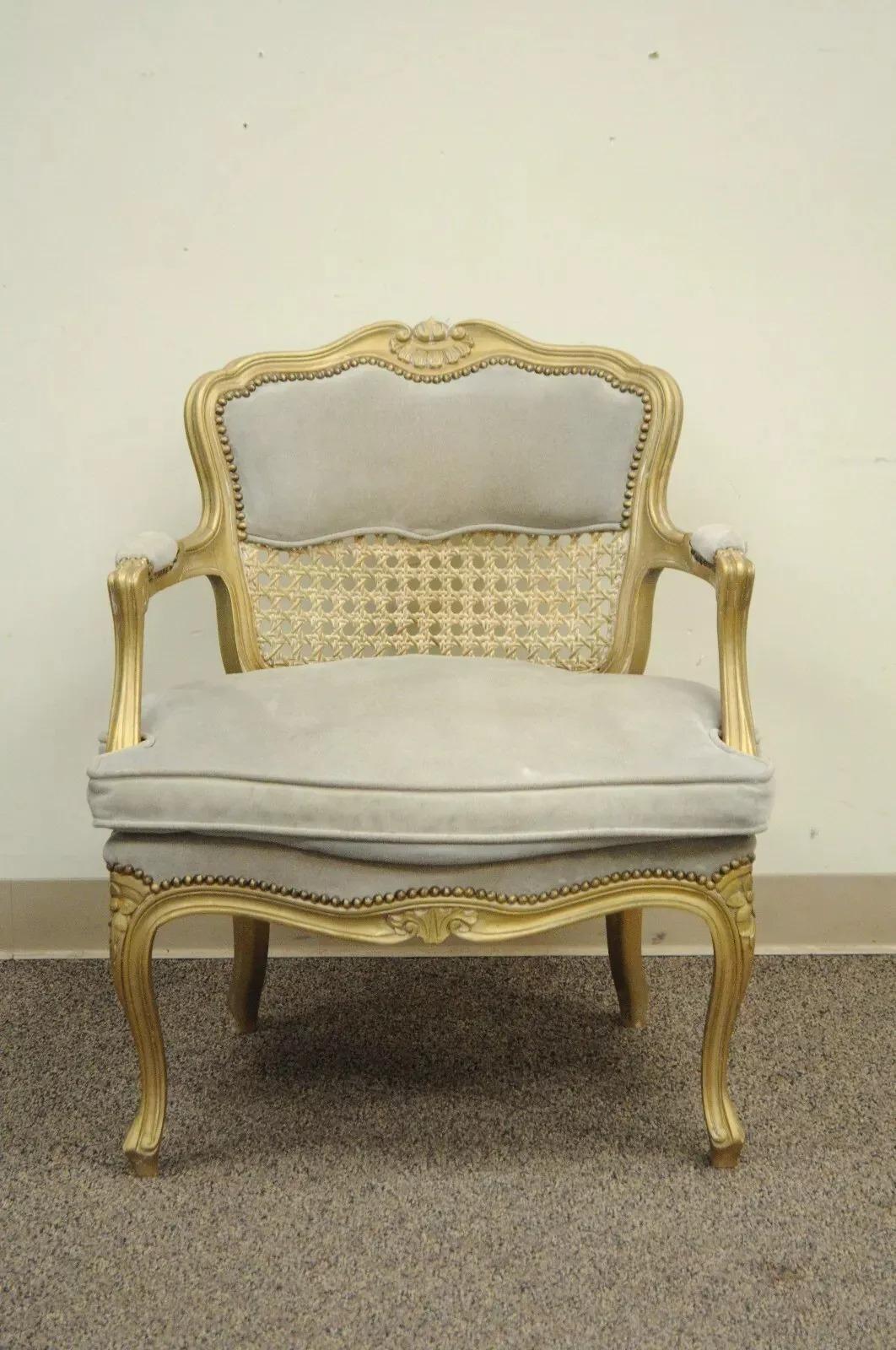 Vintage Fratelli Boffi French Louis XV Style Chair. L'article se caractérise par un cadre en bois massif sculpté, un dossier canné, un revêtement en daim gris, une finition dorée à l'ancienne, une forme française classique. Circa Late 20th Century.