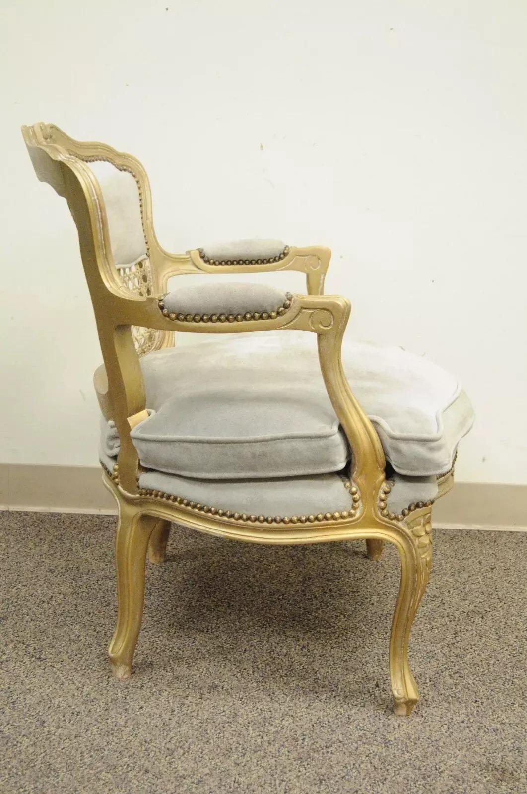 Inconnu Chaise à accoudoirs Fratelli Boffi de style Louis XV en daim canné gris doré en vente