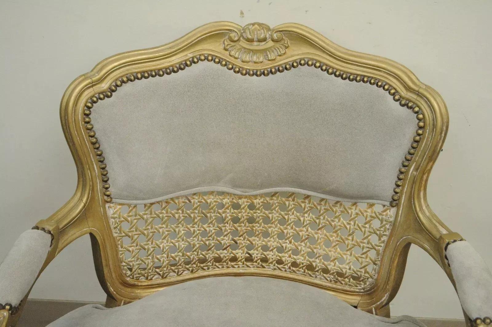 20ième siècle Chaise à accoudoirs Fratelli Boffi de style Louis XV en daim canné gris doré en vente