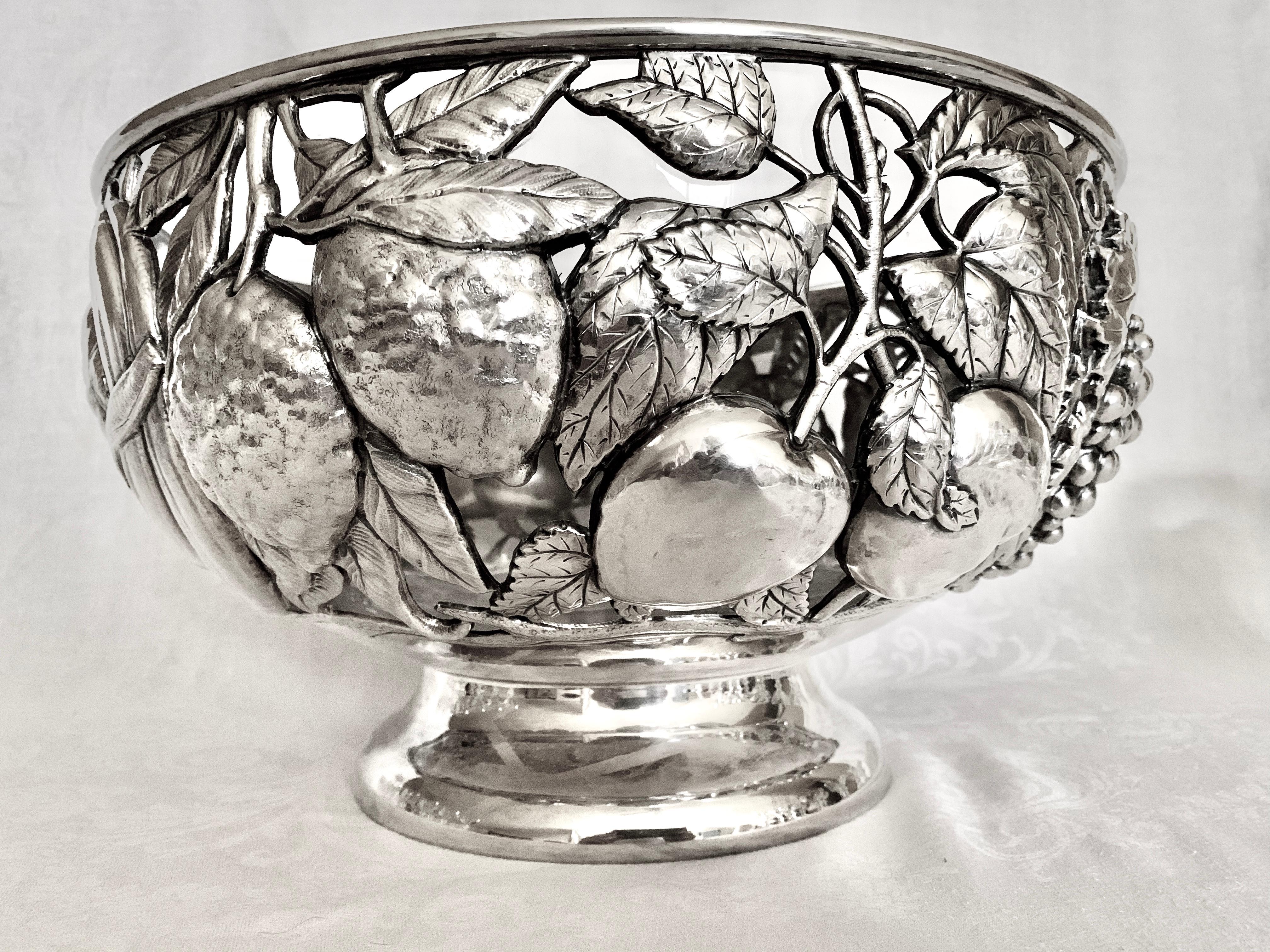Fratelli Cacchione Immense Sterling Silver Centerpiece Bowl, Milan, Italy, 1960s In Good Condition For Sale In New York, NY