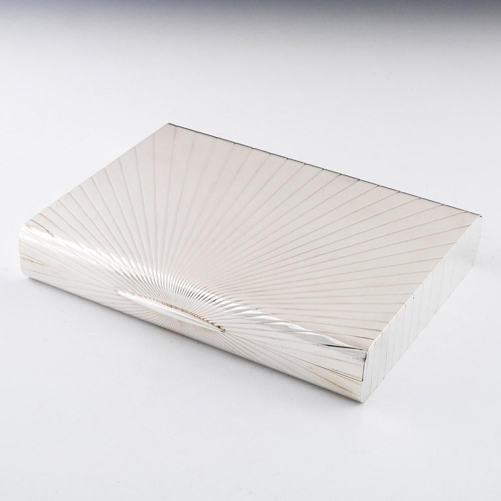 Titolo : Scatola per sigari in argento dei Fratelli Cacchione
Data : Dopo il 1945 - probabilmente anni '60
Origine : Milano, Italia
Decorazione: design a raggiera all'esterno.
Dimensioni :  Altezza 3,2 cm. Lunghezza 19,3 cm x 14,5 cm
Condizioni :