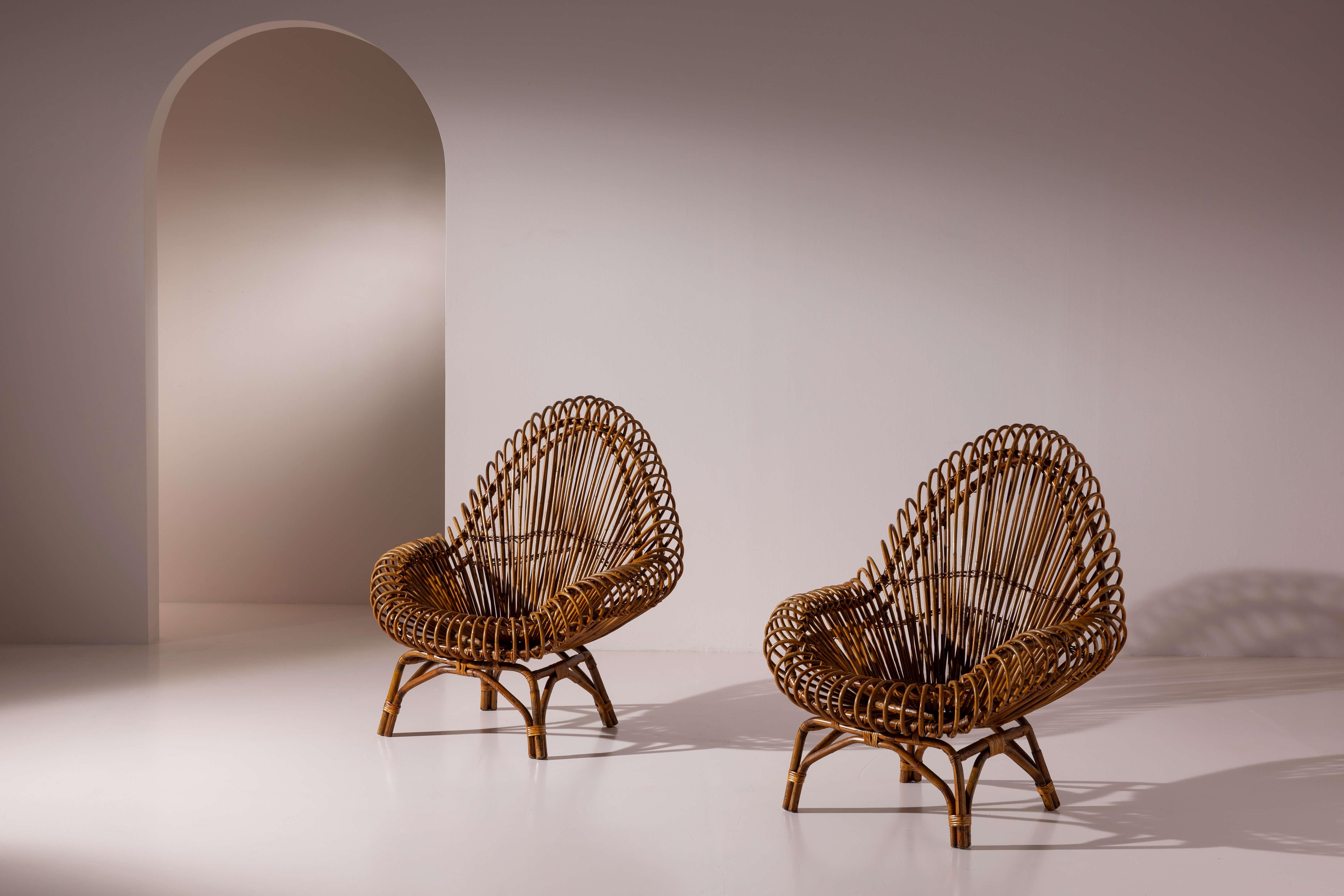 Preciosa pareja de sillones de mimbre y malaca curvada, fabricados por Fratelli Castano Industria Mobili en Giunco, Italia, años sesenta.

Con su forma envolvente, este par de tumbonas de mimbre y malaca curvada encarna el estilo italiano de los