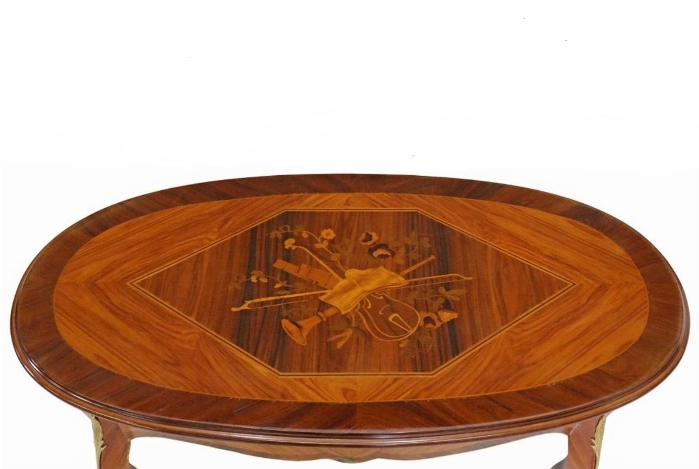 Eleganter italienischer Cocktailtisch mit Intarsien aus Königsholz im Louis-XV-Stil von Fratelli Cattaneo (Norditalien; 1947 bis heute), ca. 1960er Jahre

Das Möbelstück stammt aus der historischen Provinz Como, der Heimat hochqualifizierter