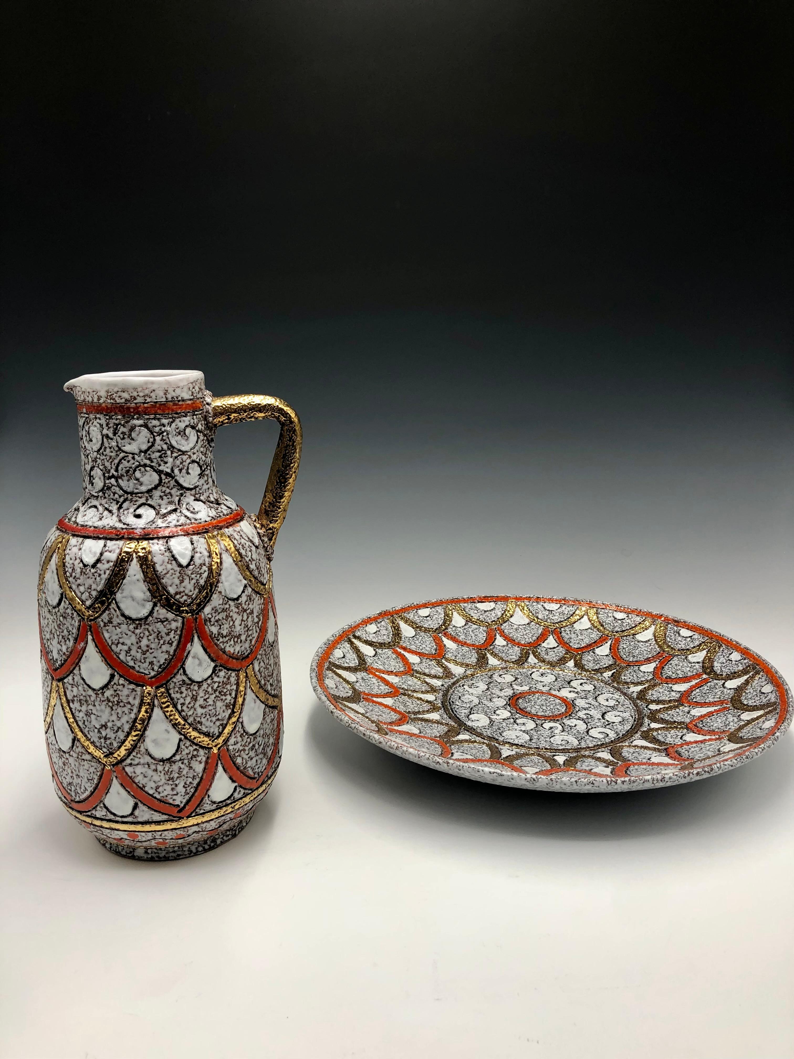 Gorgeous Vintage MCM Fratelli Fanciullacci Elbee Italian Pottery Pitcher and Platter, made in Italy in the late 1950s/60s. A beautiful example of MCM Italian ceramic design featuring glossy white spray glaze accented with glossy bands of gold and