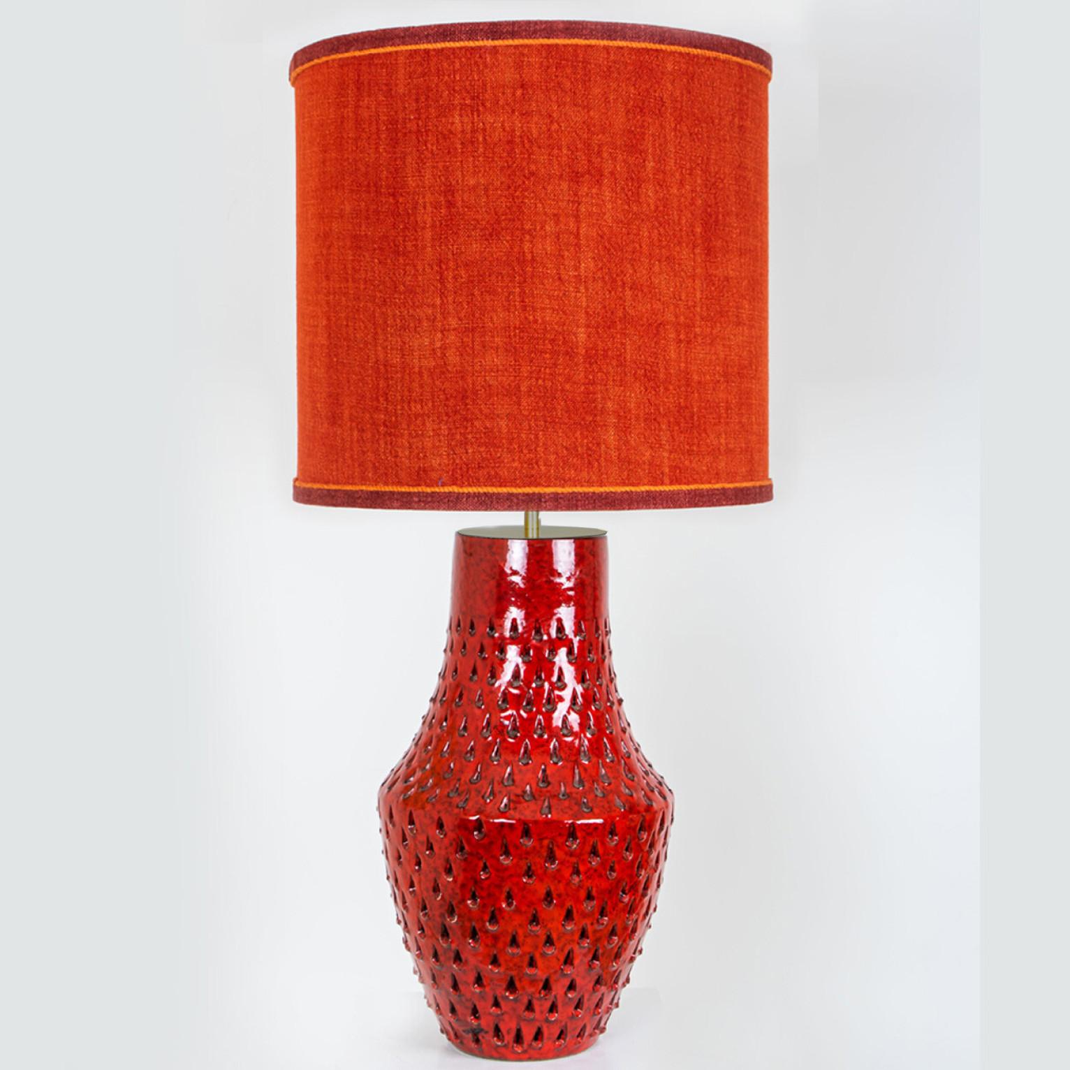 Unique ceramic floorlamp by Fratelli Fanciullacci for by Bittosi, A sculptural high-end piece made of handmade ceramic in red tones. With an exceptional new custom made red silk lampshade by René Houben. With warm bronze/gold inner-shade.

The lamp