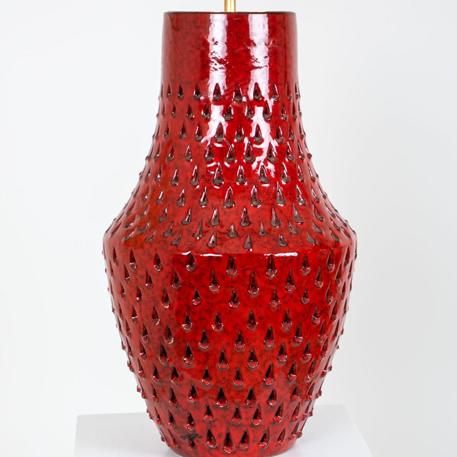 Unique ceramic floorlamp by Fratelli Fanciullacci for by Bittosi, A sculptural high-end piece made of handmade ceramic in red tones. With an exceptional new custom made red silk lampshade by René Houben. With warm bronze/gold inner-shade.

The lamp