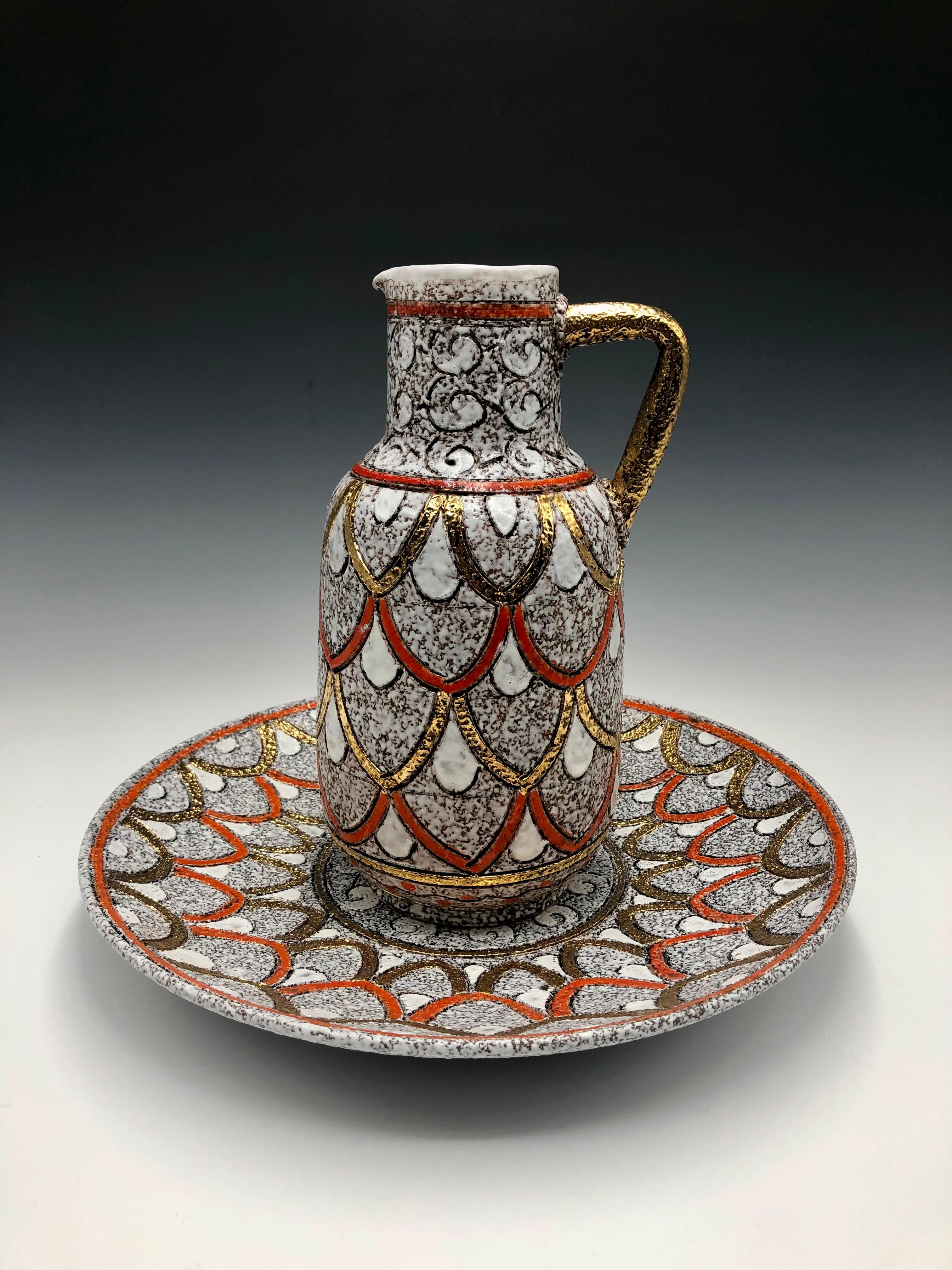 Magnifique pichet et plat en poterie italienne Elbee de Fratelli Fanciullacci, fabriqués en Italie à la fin des années 1950/60. Il s'agit d'un magnifique exemple de design céramique italien MCM, avec une glaçure blanche brillante accentuée par des