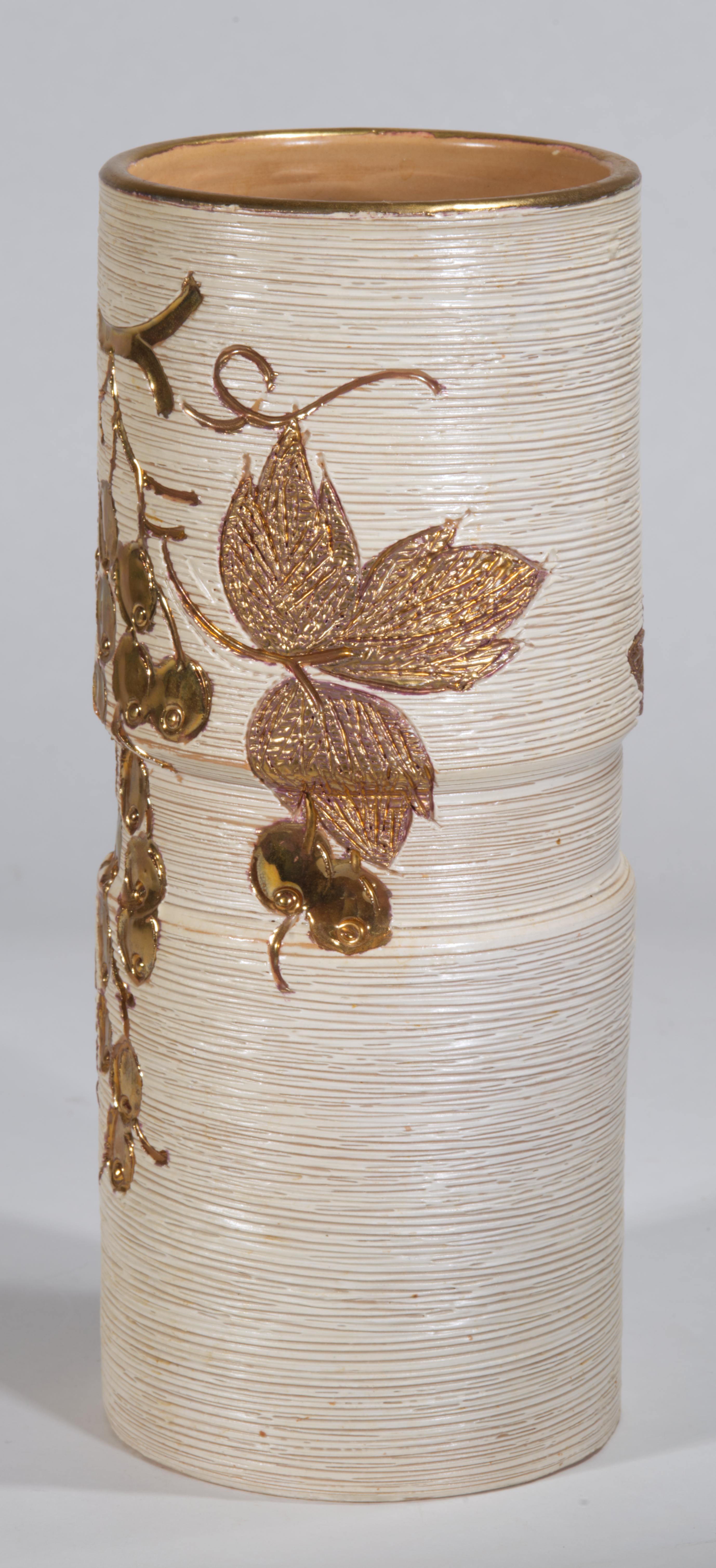 Vaso modernista d'epoca con smalto a trama complessa e decorazioni in scraffito e dorate che presentano un tralcio d'uva dorato monocromatico con foglie e bacche su uno sfondo di smalto maiolicato. La forma cilestrina del vaso è accentuata da una