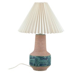 Fratelli Fanciullacci, Italia. Lampada da tavolo in ceramica. Paralume a pieghe Le Klint