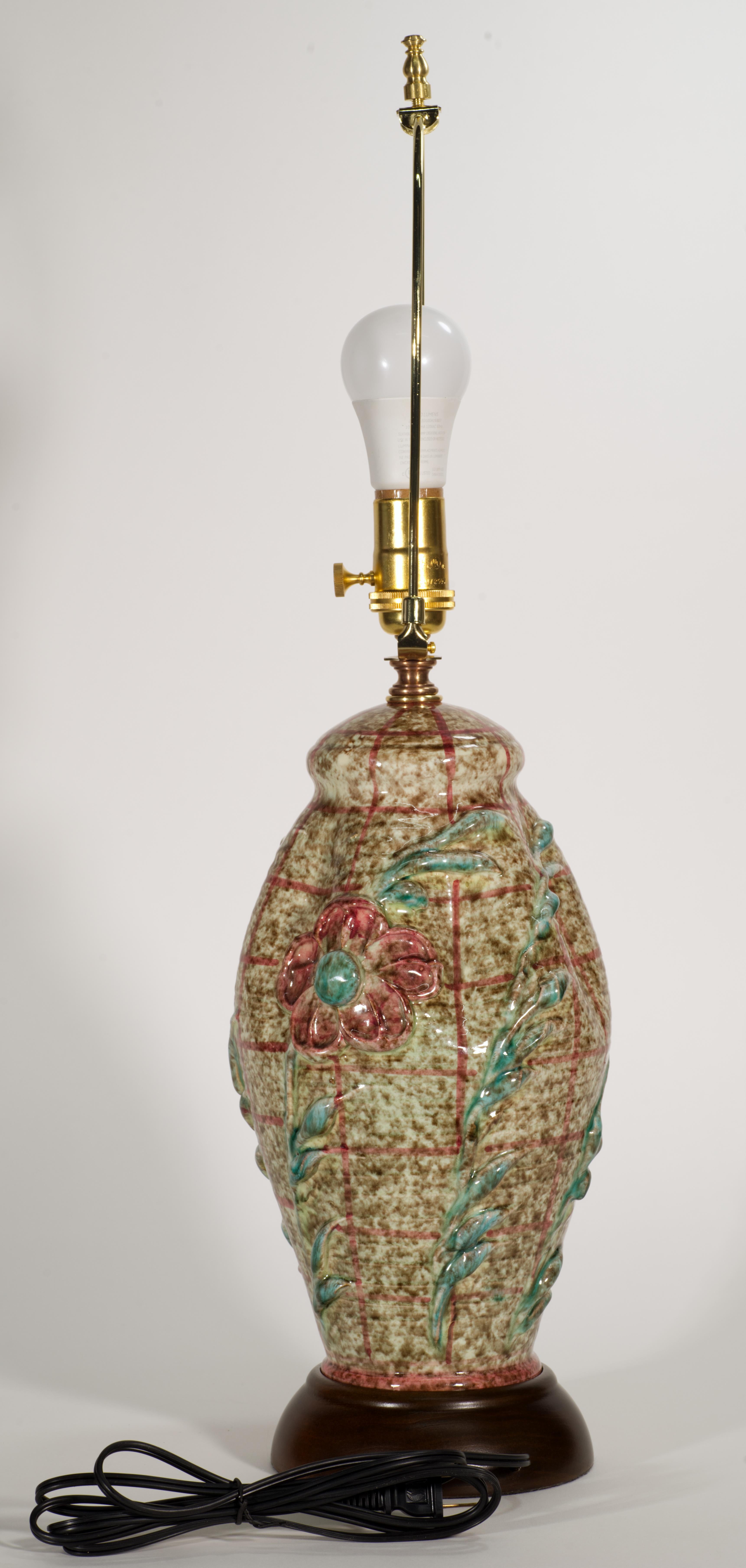 Fratelli Fanciullacci Majolika Tischlampe, signiert, braune und rote Blumenreliefs im Zustand „Gut“ im Angebot in Clifton Springs, NY