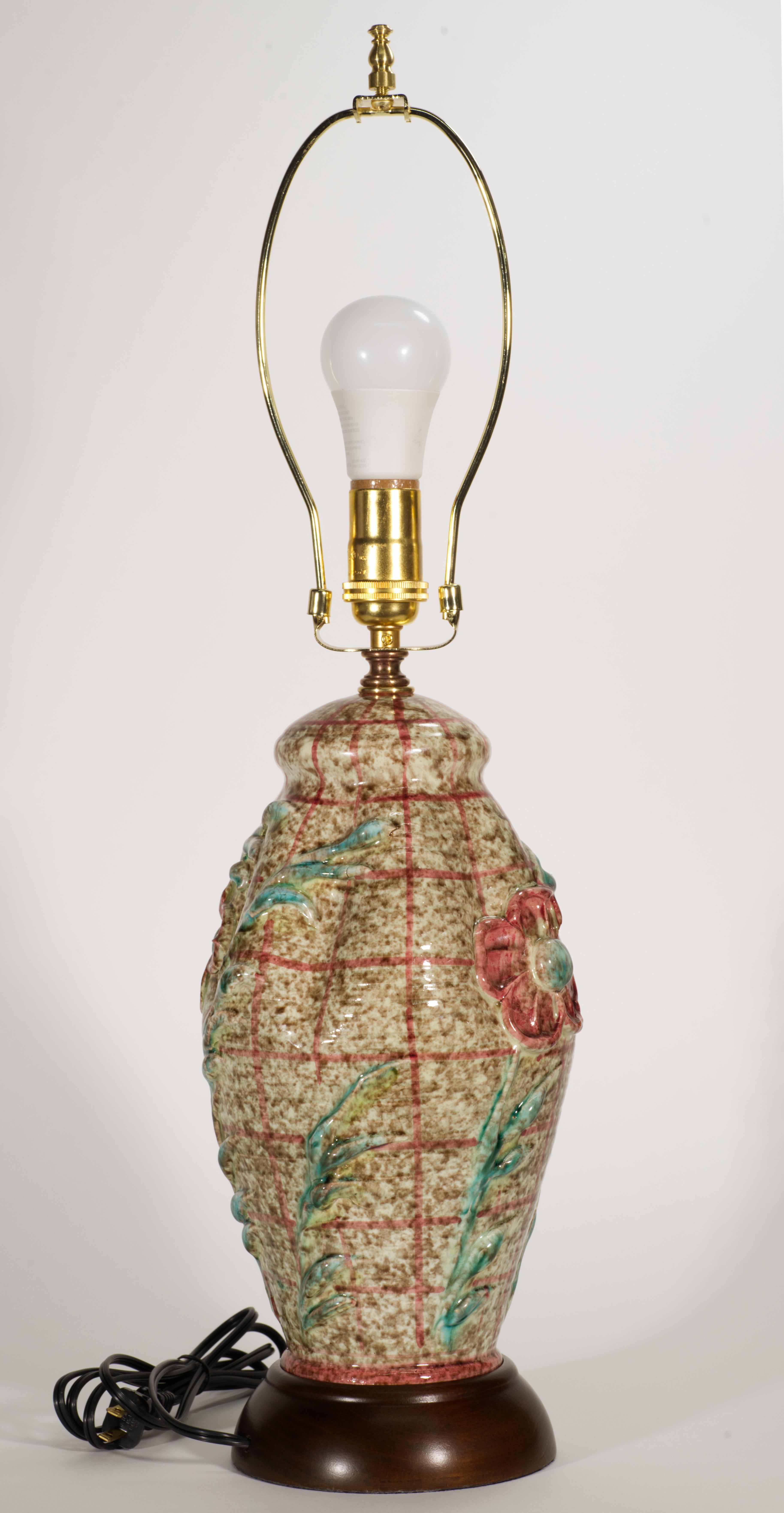 Fratelli Fanciullacci Majolika Tischlampe, signiert, braune und rote Blumenreliefs (20. Jahrhundert) im Angebot