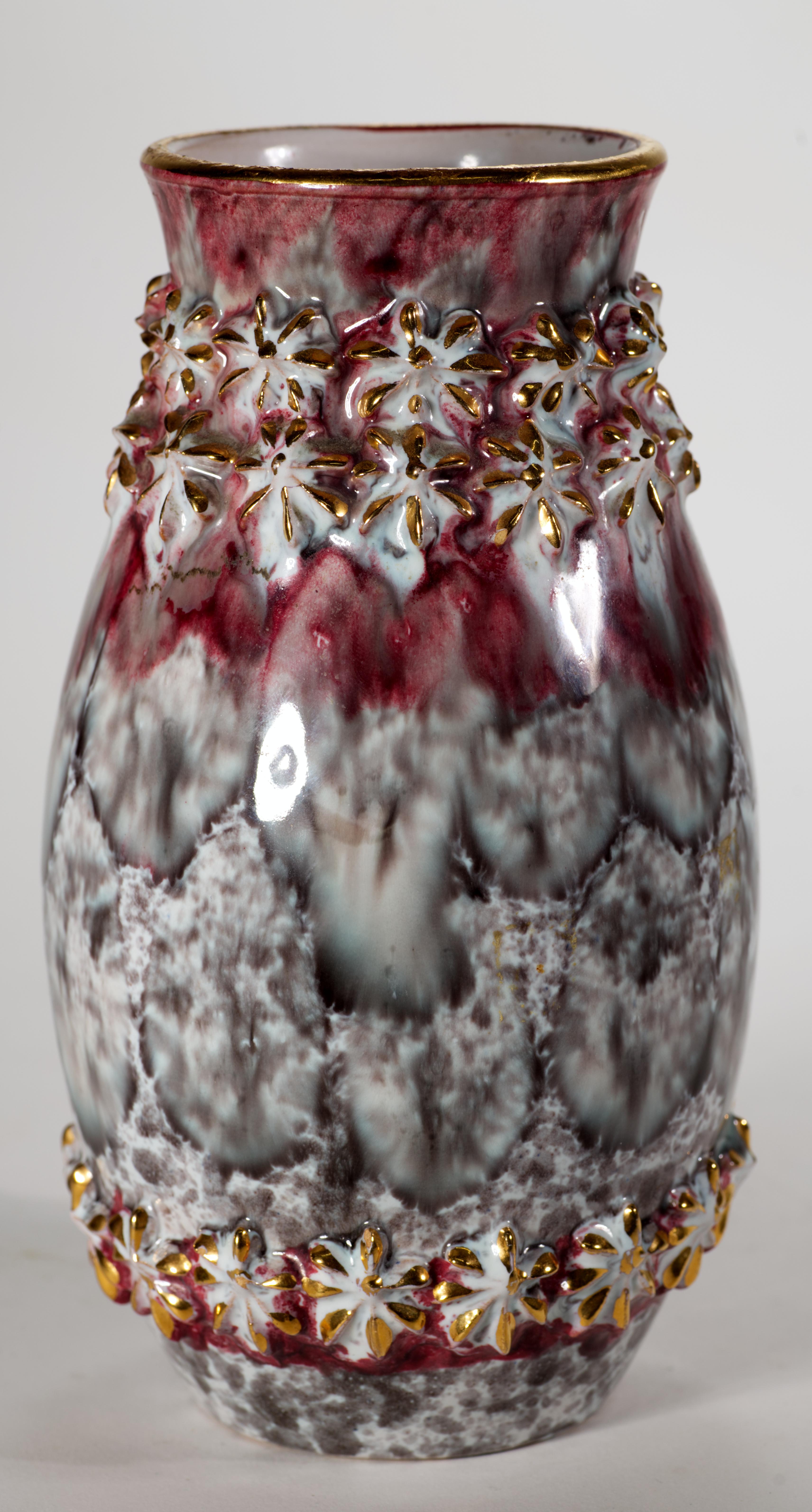  Vase vintage inhabituel en majolique avec une glaçure complexe en rouge sang de bœuf foncé et diverses nuances de gris, avec des bandes de reliefs appliqués en forme de fleurs abstraites et graphiques. Les parties supérieure et inférieure du vase
