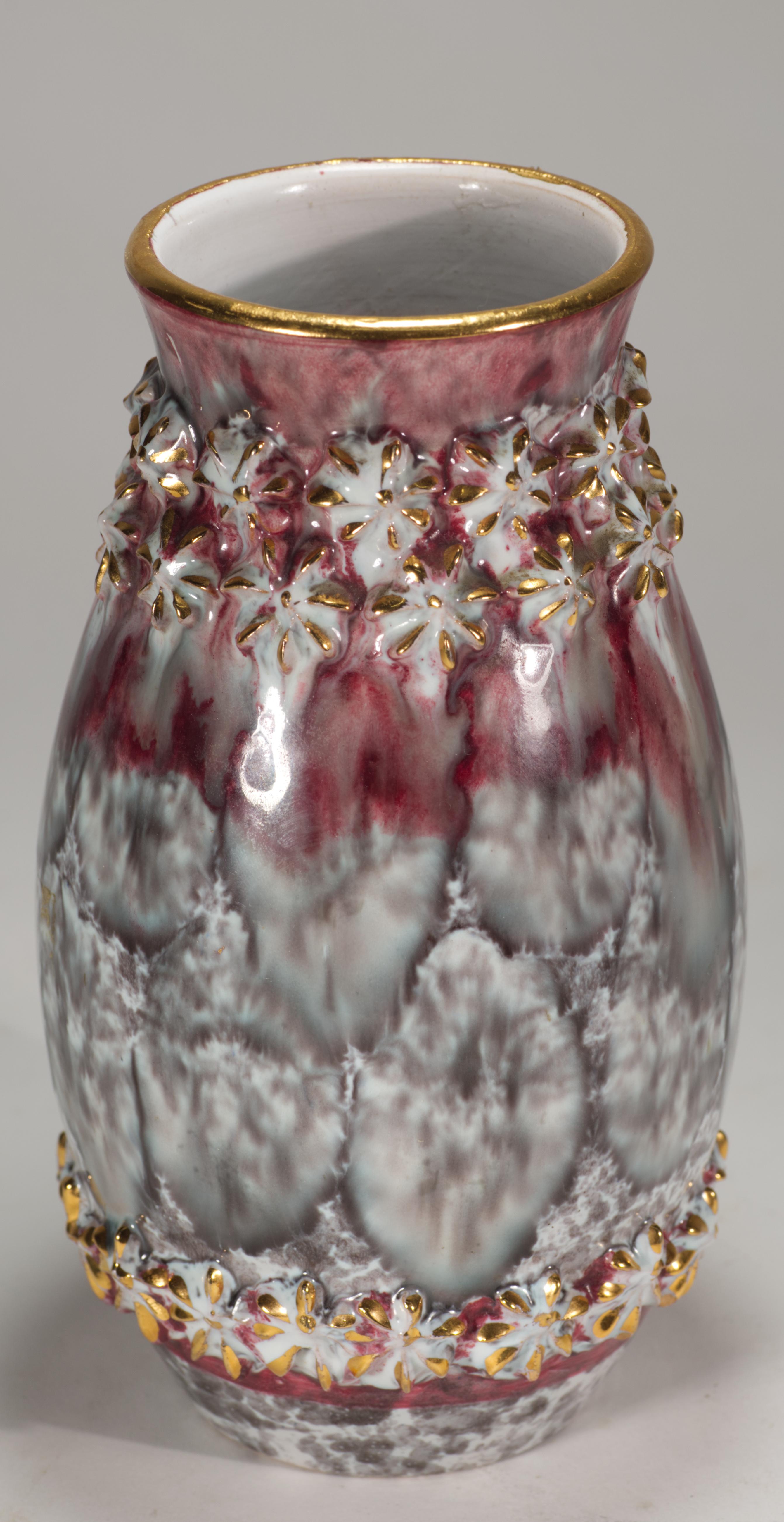 italien Vase en majolique Fratelli Fanciullacci avec décor en relief, Italie, milieu du siècle dernier en vente