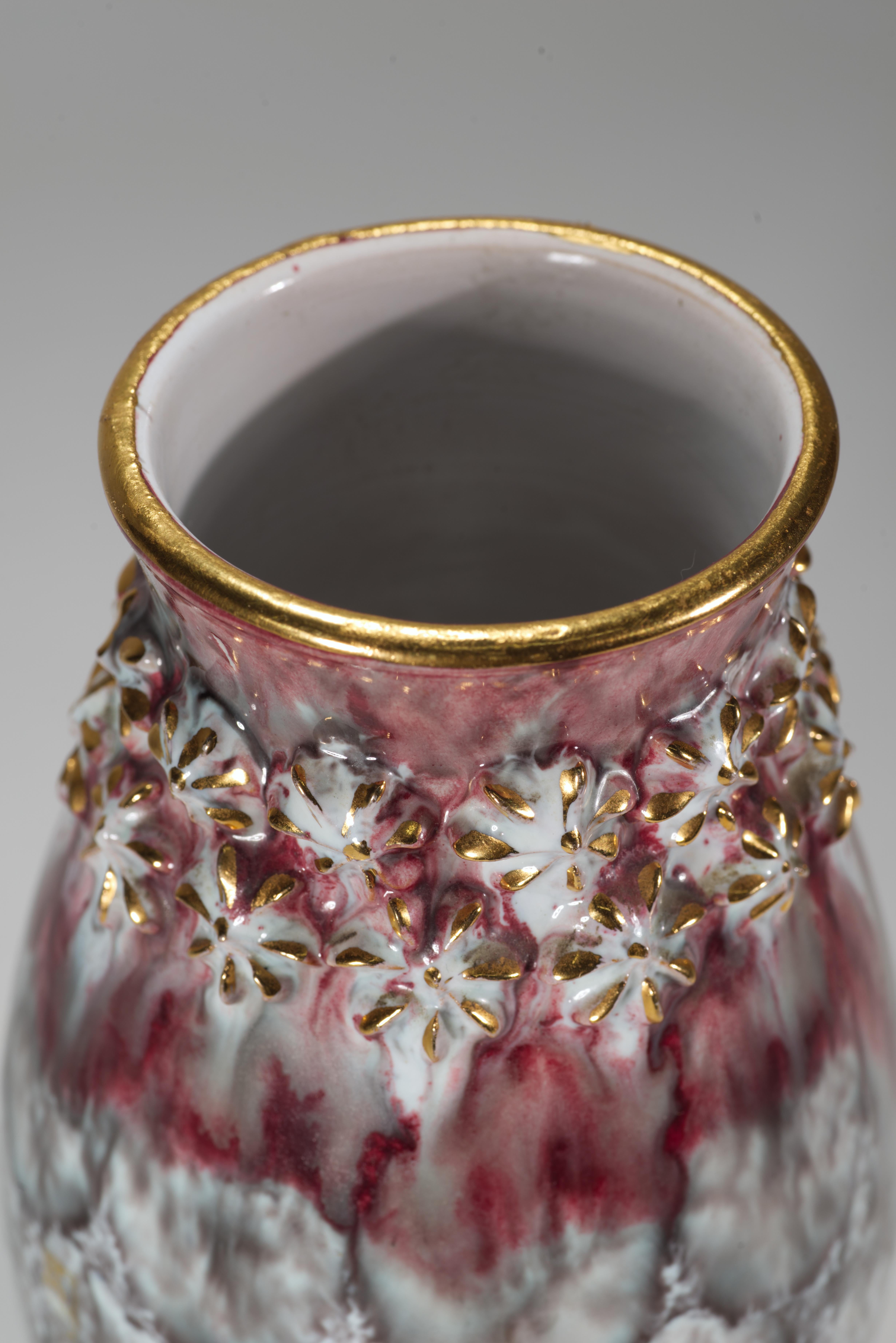 Vernissé Vase en majolique Fratelli Fanciullacci avec décor en relief, Italie, milieu du siècle dernier en vente