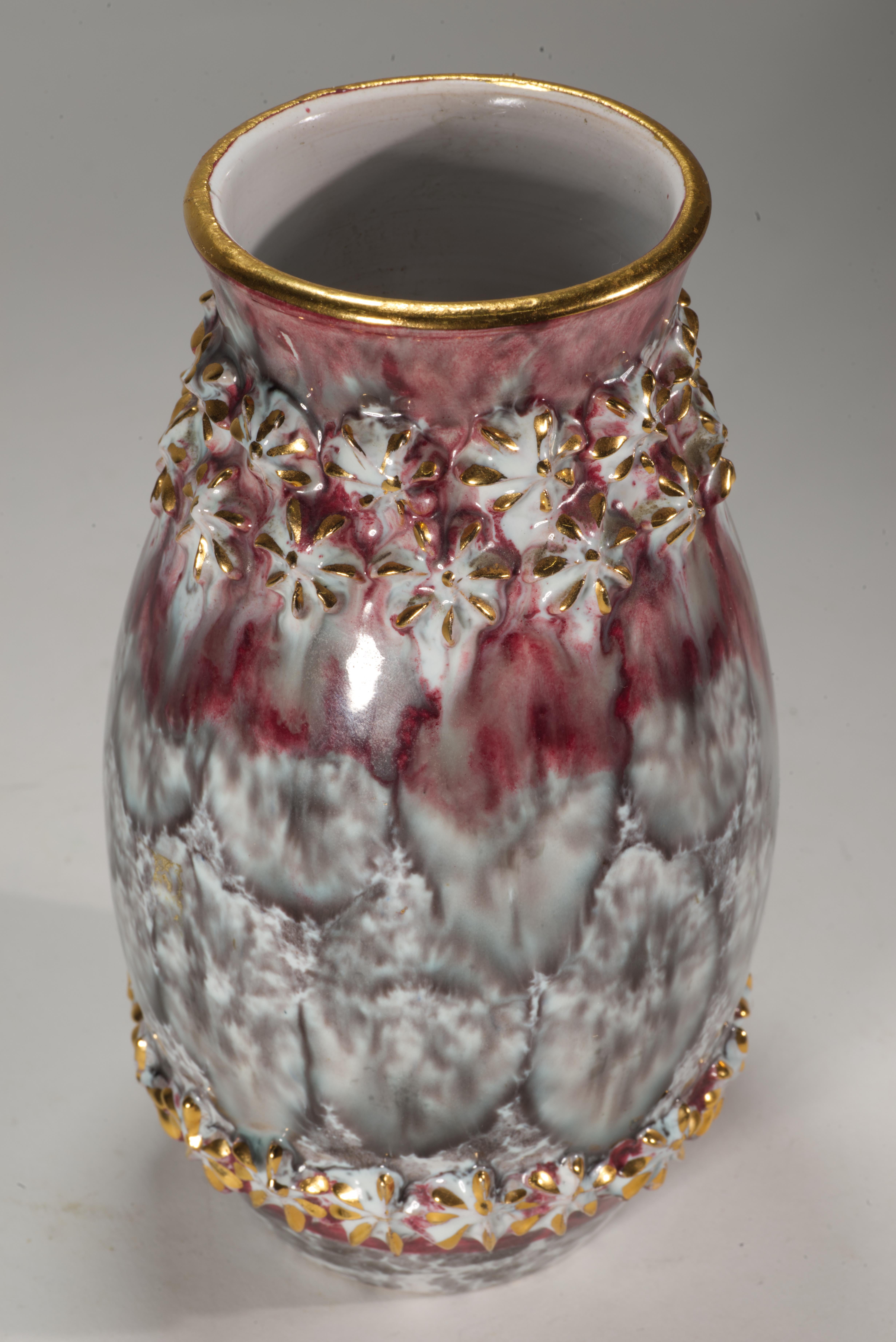 Vase en majolique Fratelli Fanciullacci avec décor en relief, Italie, milieu du siècle dernier Bon état - En vente à Clifton Springs, NY