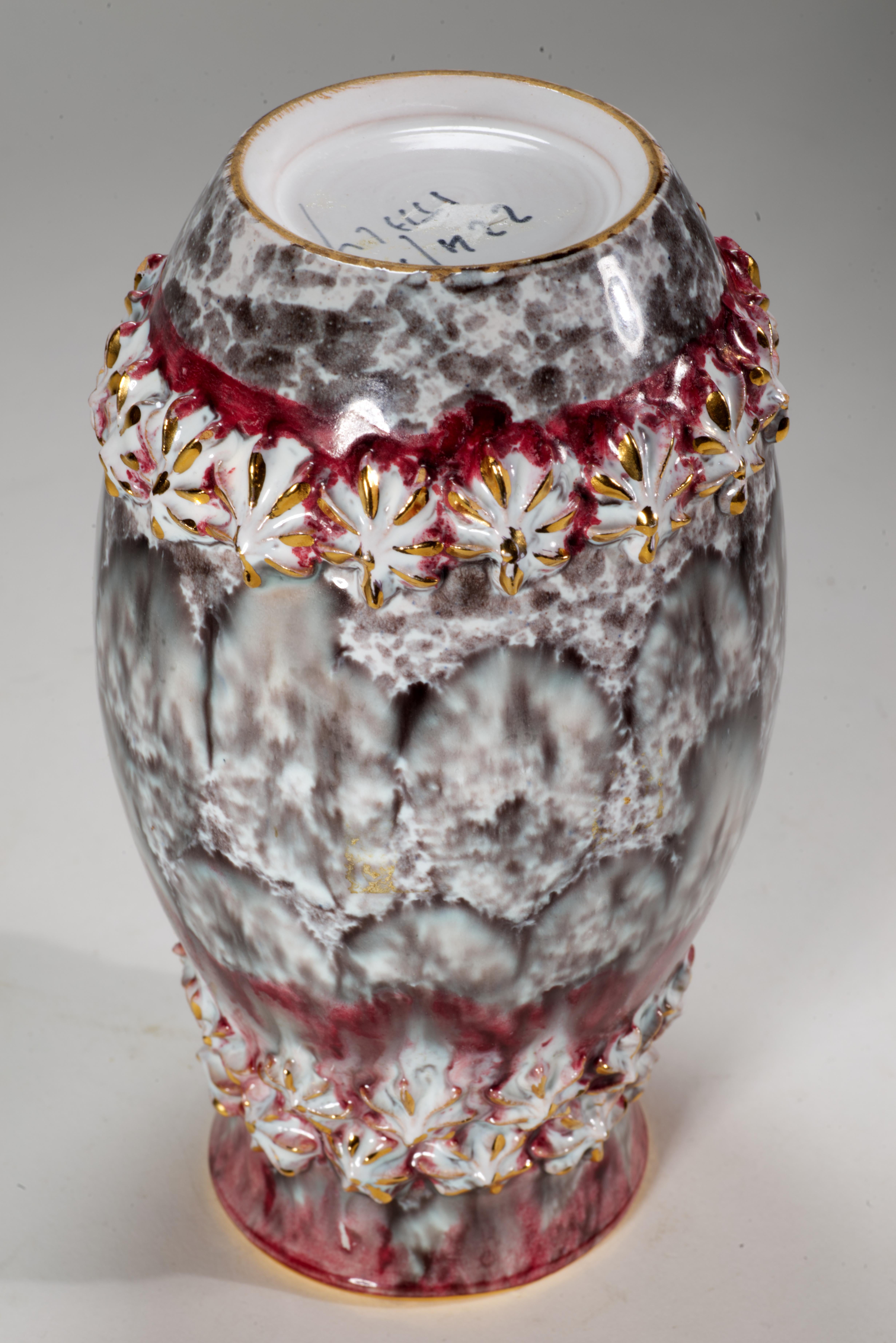 20ième siècle Vase en majolique Fratelli Fanciullacci avec décor en relief, Italie, milieu du siècle dernier en vente
