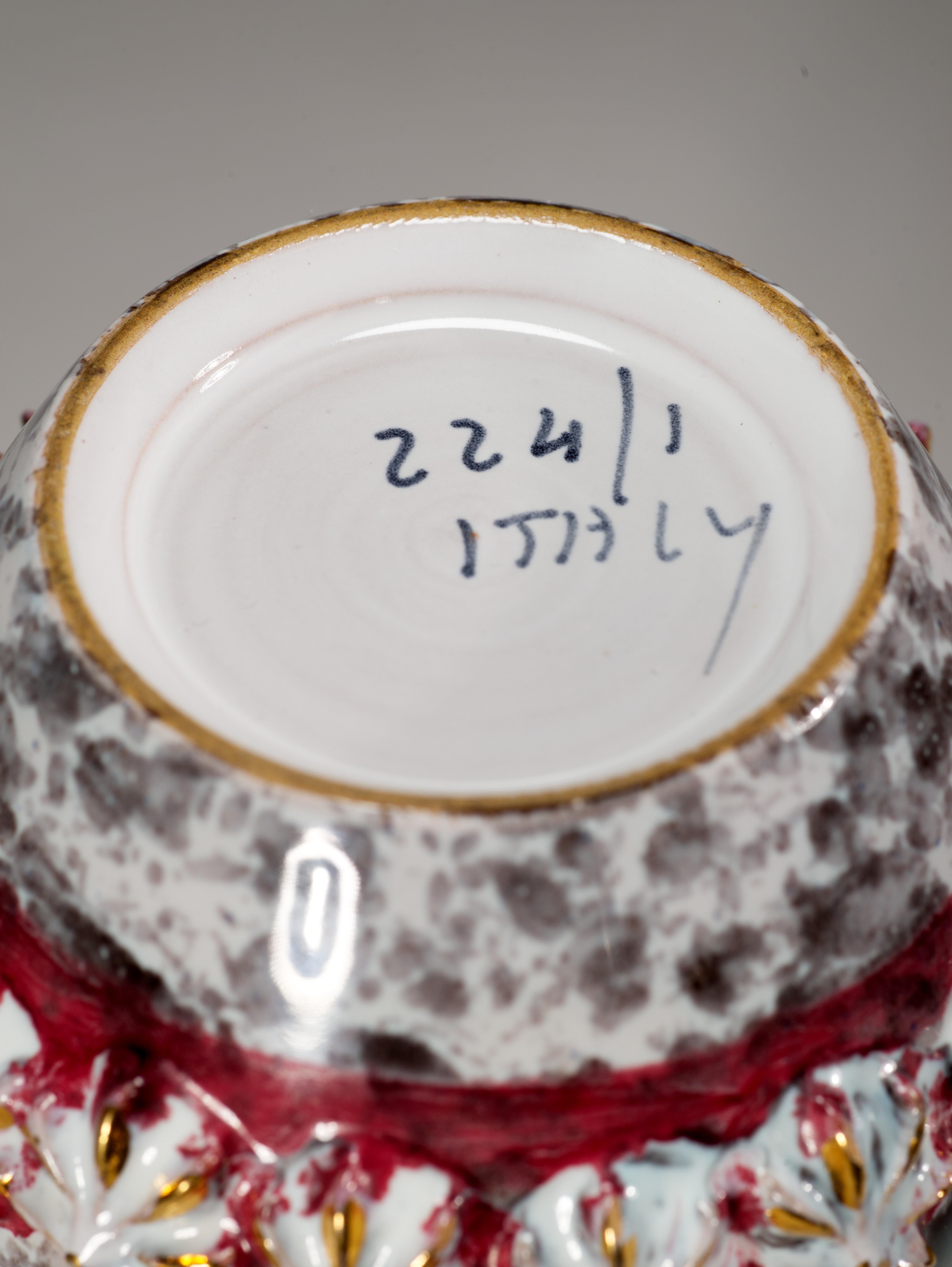 Céramique Vase en majolique Fratelli Fanciullacci avec décor en relief, Italie, milieu du siècle dernier en vente