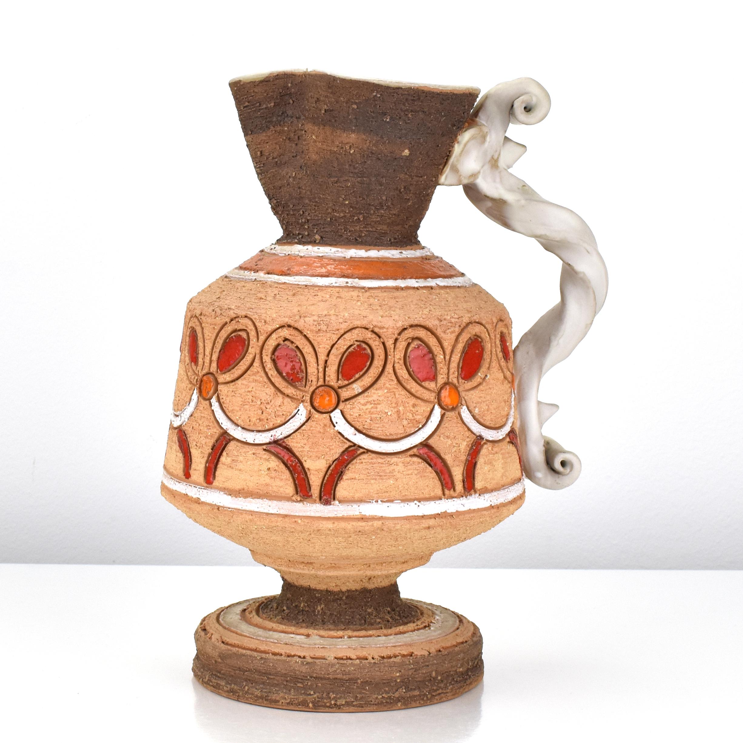 Un joli vase en poterie d'art de style marocain par Fratelli Fanciullacci des années 1960, en terre chamottée brune avec un décor incisé en technique Sgraffito et une anse torsadée appliquée et émaillée en beige.

Le vase est tourné à la main, avec