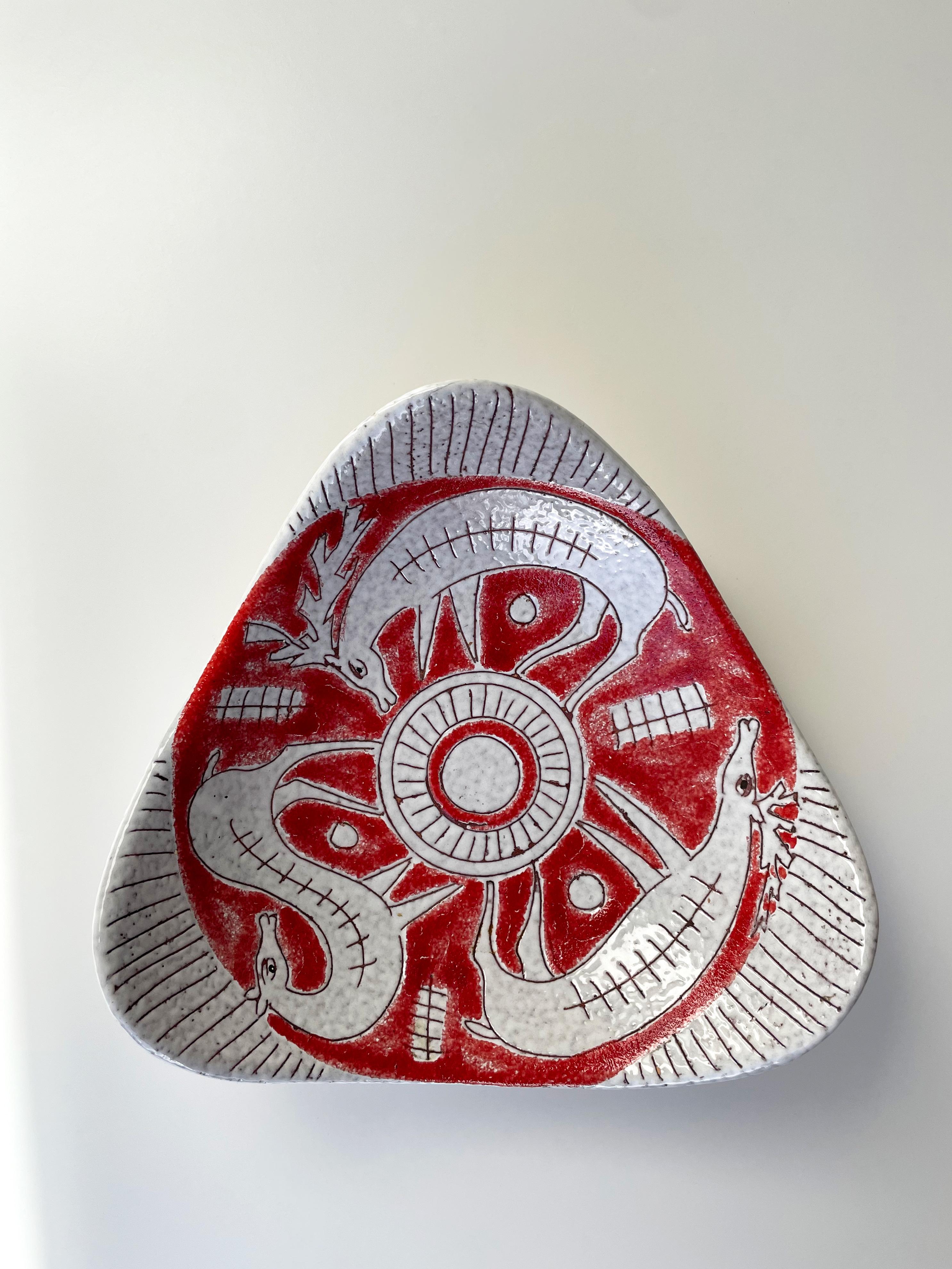 Vintage Italian modernist soft shaped triangular decorative bowl / wall plate by Fratelli Fancuillacci, late 1950s-early 1960s. Three stylized deer on each side of this piece glazed in chalk white and scarlet red. Hand-carved sgraffito technique