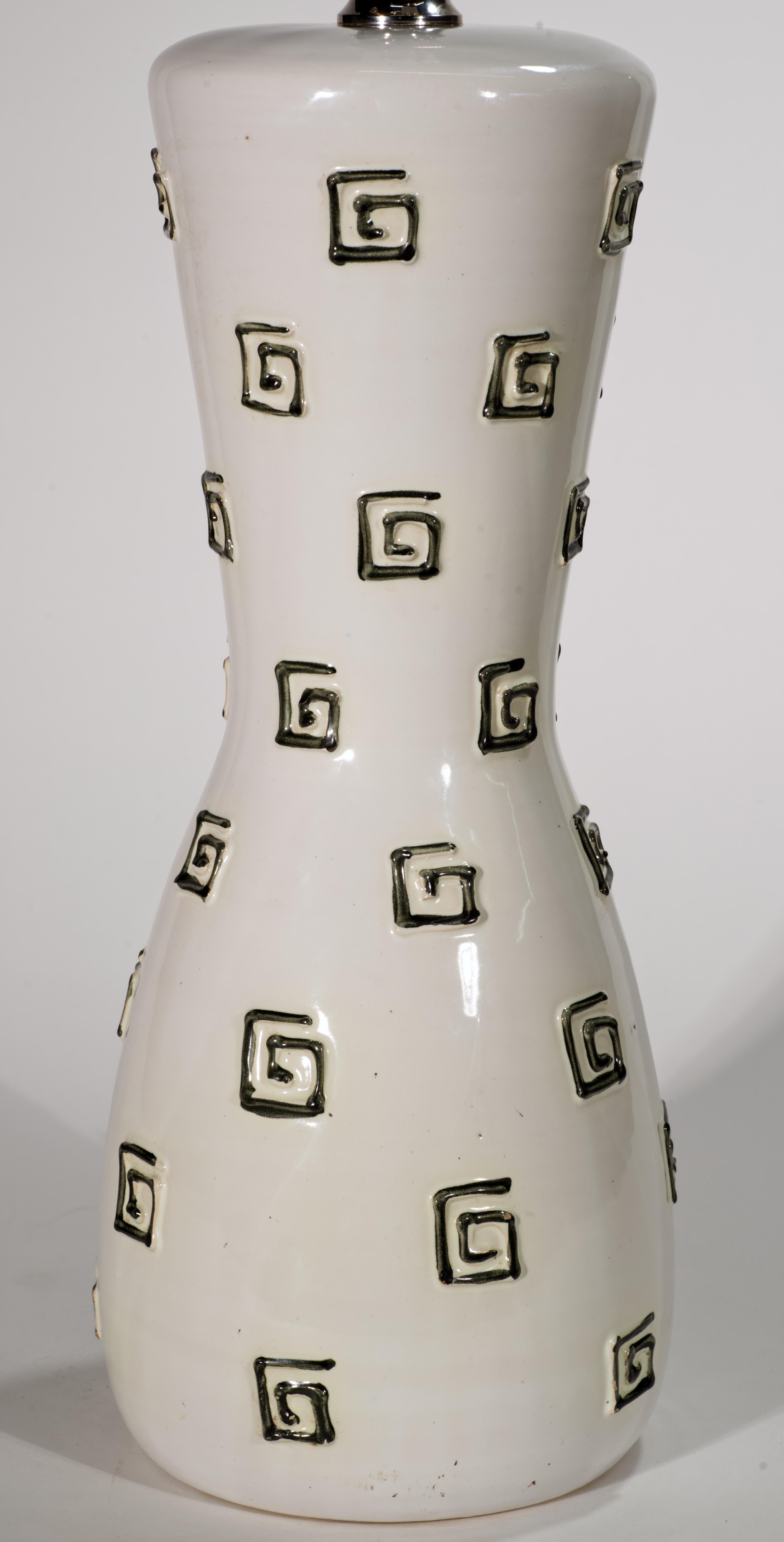  Große Vintage-Majolika-Lampe mit abstraktem grafischem Dekor in schwarzer Glasur auf Reliefelementen mit glänzender weißer Hintergrundglasur. Die minimale, aber kontrastreiche Farbpalette hebt das strukturierte Dekor und den skulpturalen Körper der