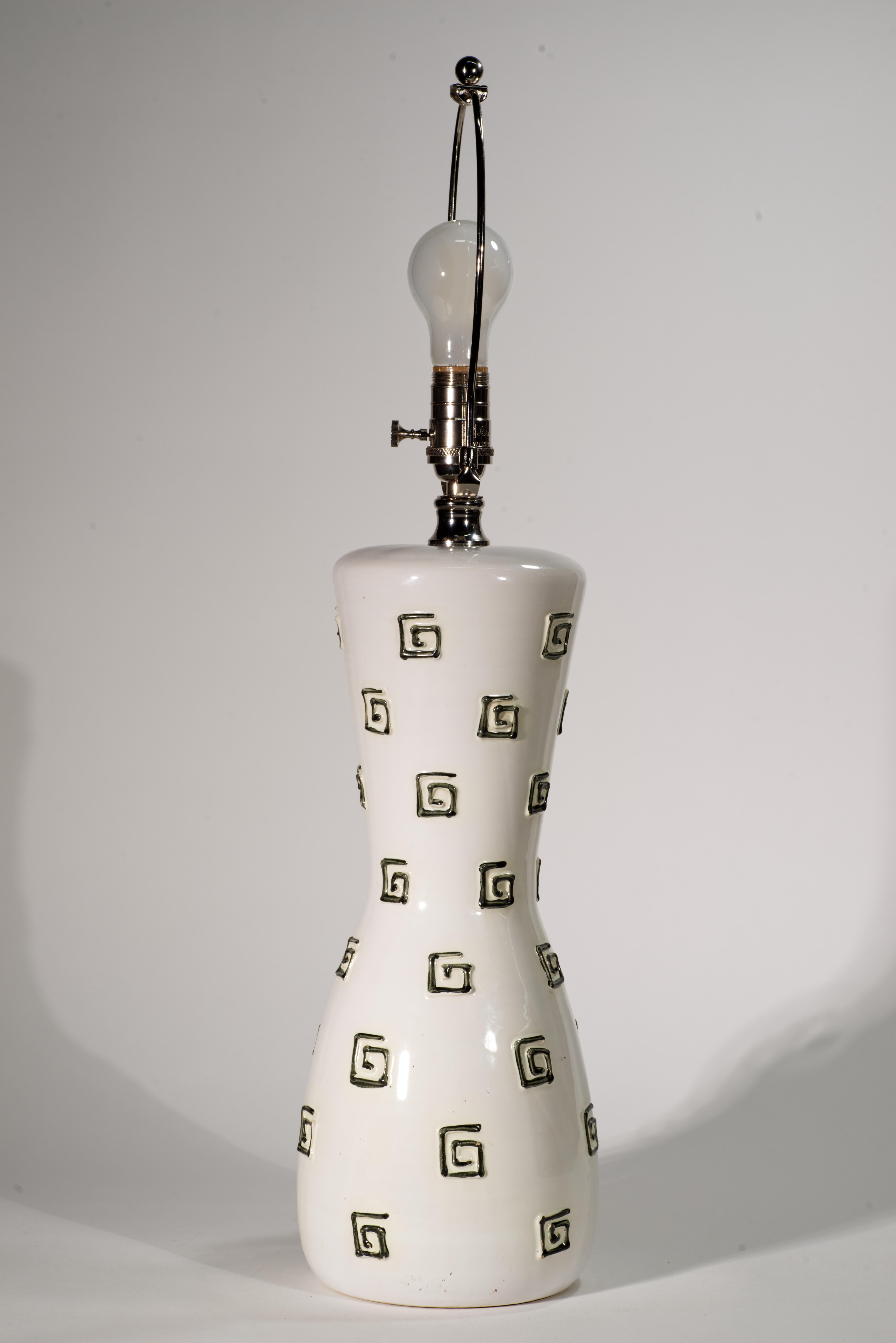 Skulpturale große Majolika-Tischlampe von Fratelli Fanciullacci in Weiß und Schwarz, signiert (Moderne der Mitte des Jahrhunderts) im Angebot