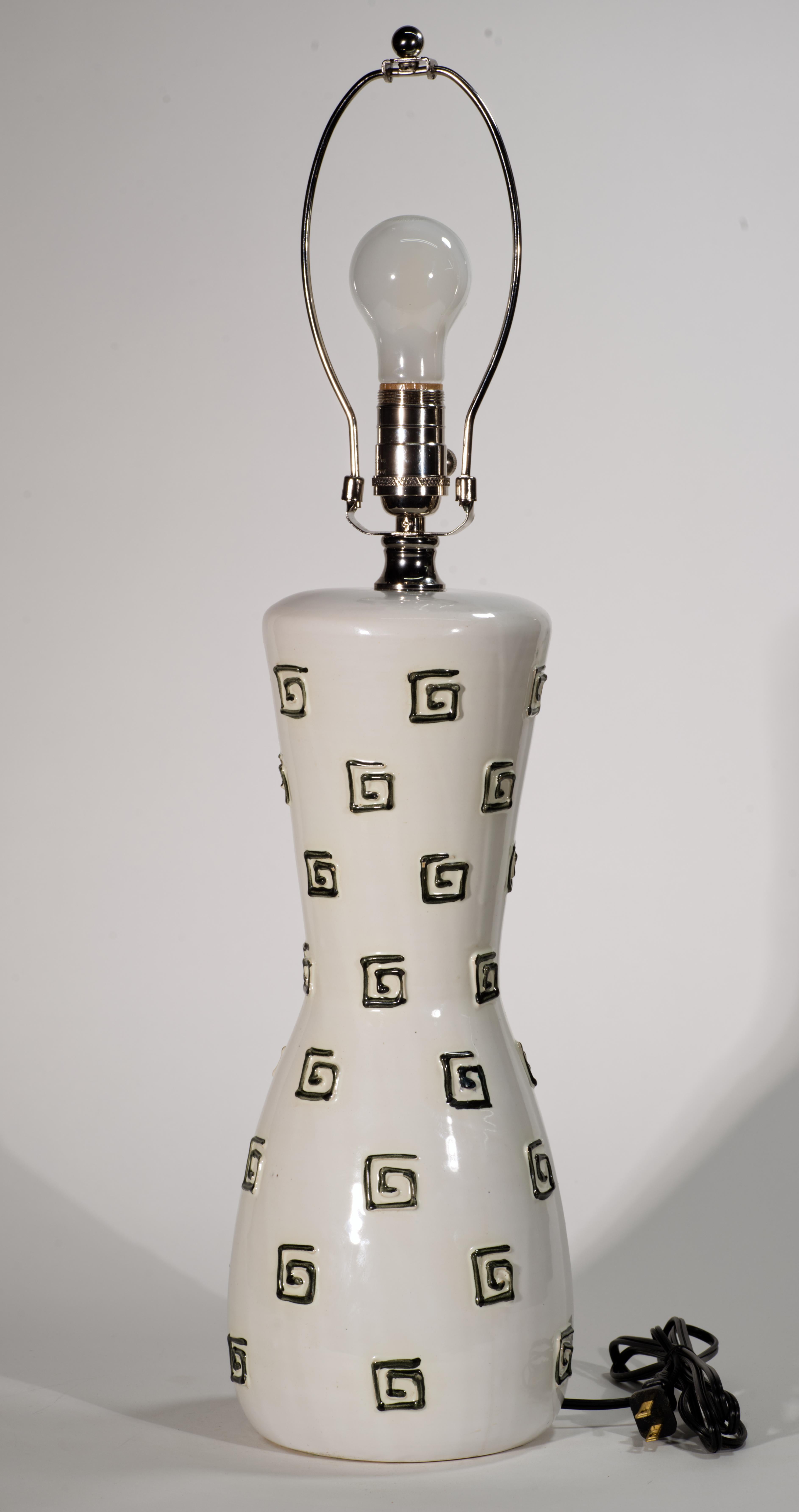Skulpturale große Majolika-Tischlampe von Fratelli Fanciullacci in Weiß und Schwarz, signiert im Zustand „Gut“ im Angebot in Clifton Springs, NY