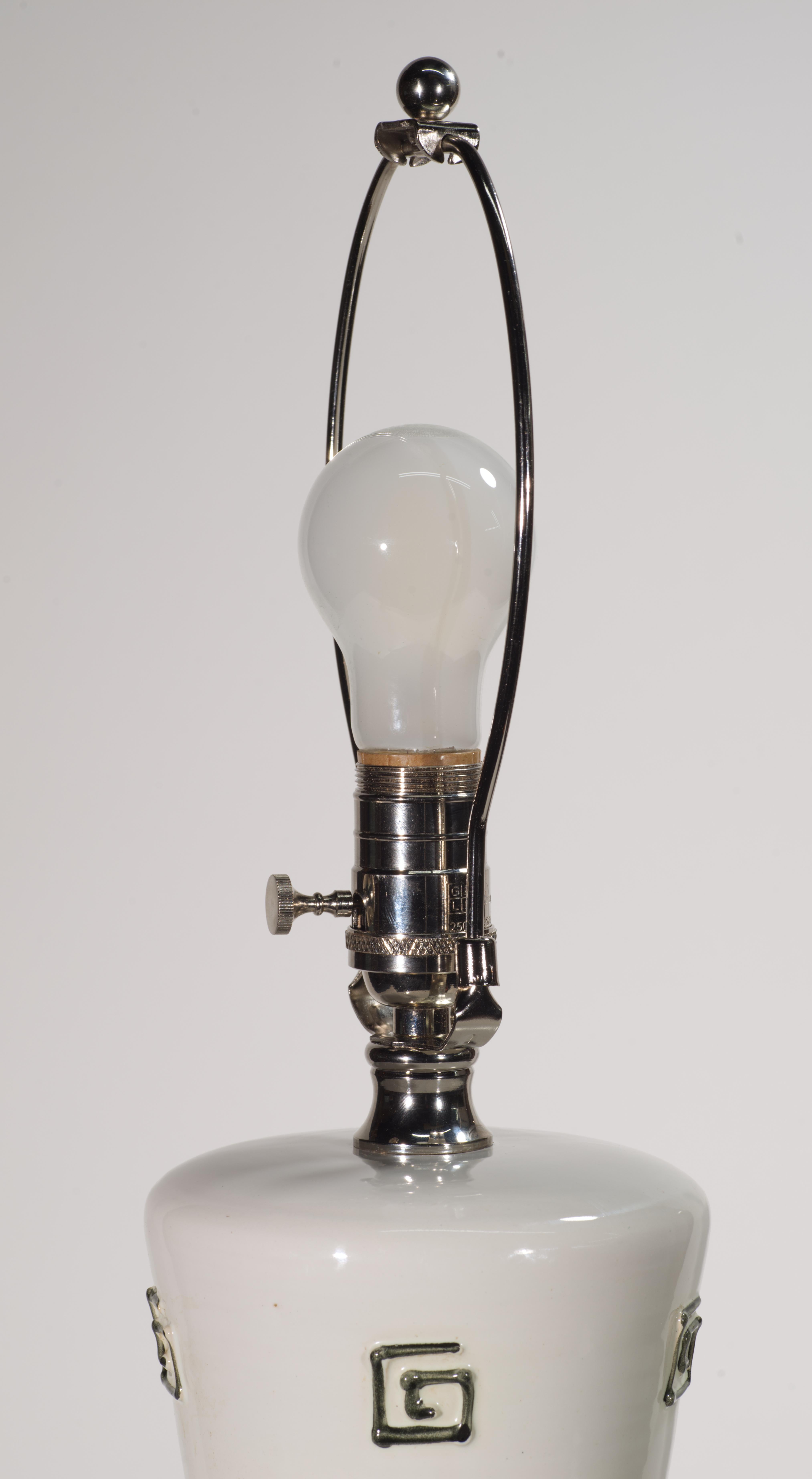 Skulpturale große Majolika-Tischlampe von Fratelli Fanciullacci in Weiß und Schwarz, signiert (20. Jahrhundert) im Angebot