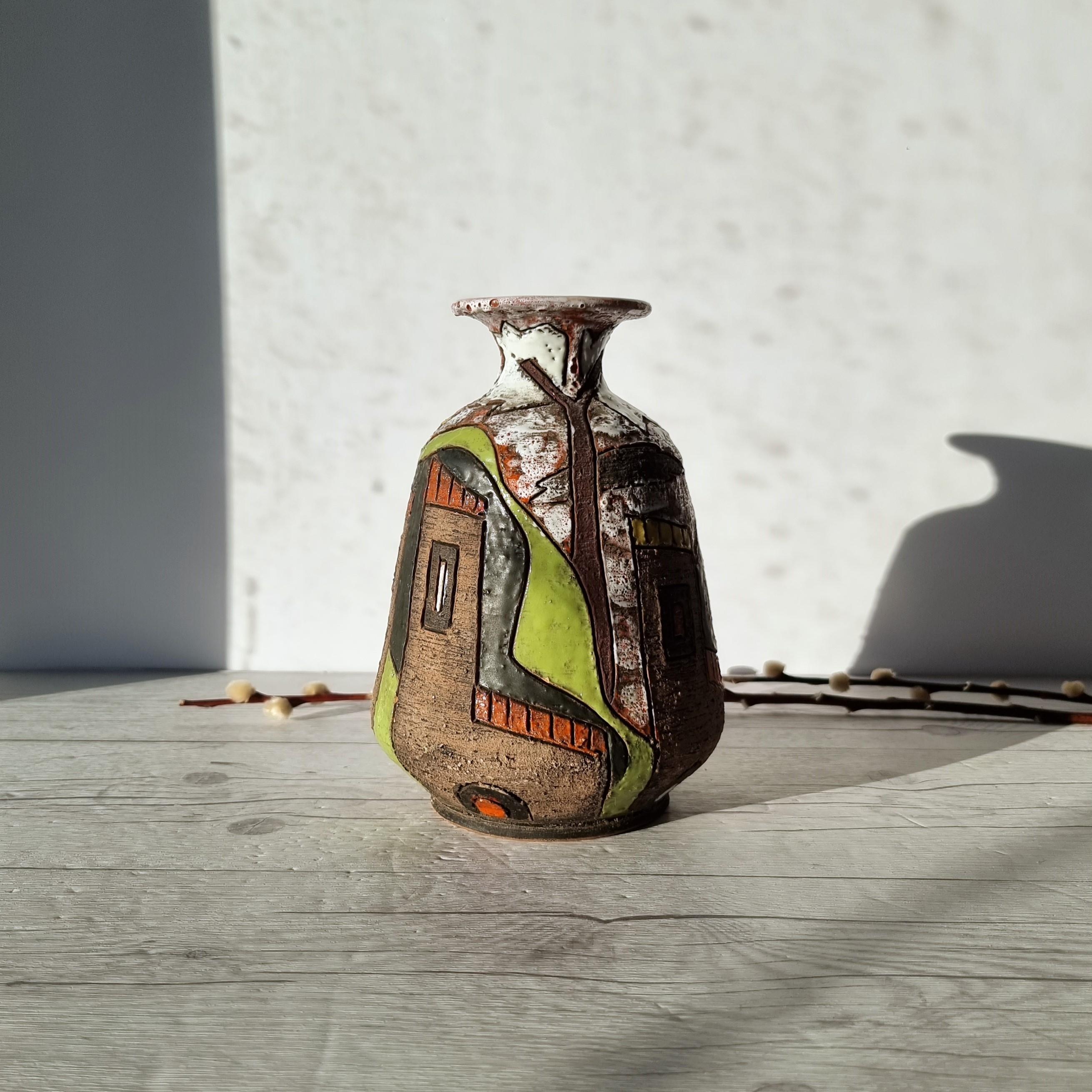 This rare and stunning work of Italian Mid-Century Modern art pottery is by Fratelli Fanciullacci (1862-1988) from the stylised Town series that was designed and in production between the 1950s to 1960s, during the Italian ceramics boom.

The Town