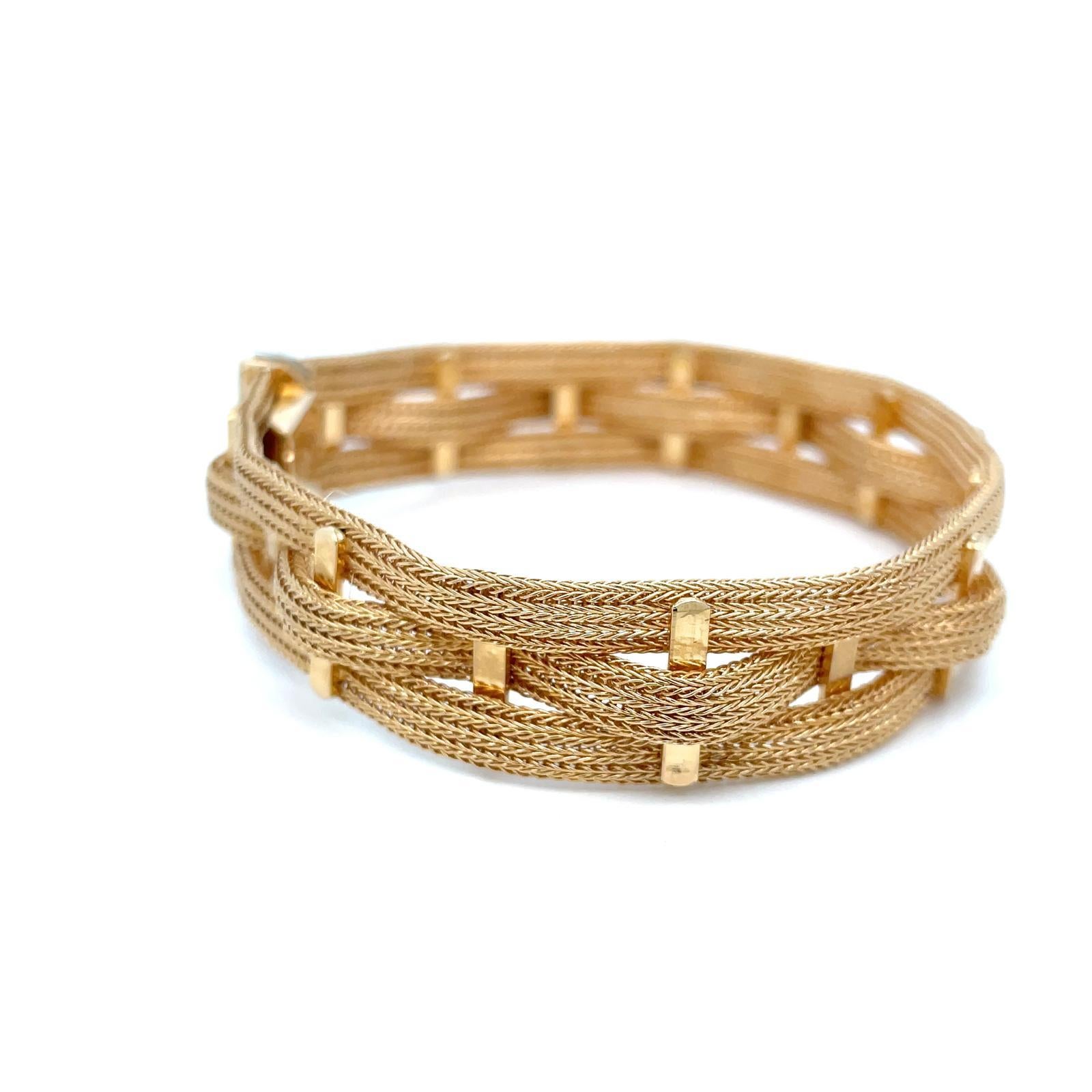 Beautiful 18 kt gold bracelet made up of three mesh bands interspersed with bars that create a sinuous movement on the arm. Marked 20VR FF - Fratelli Filippini, Verona, Italy. Circa 1960

CONDITION: Pre-owned - Excellent  as new
METAL: 18k white