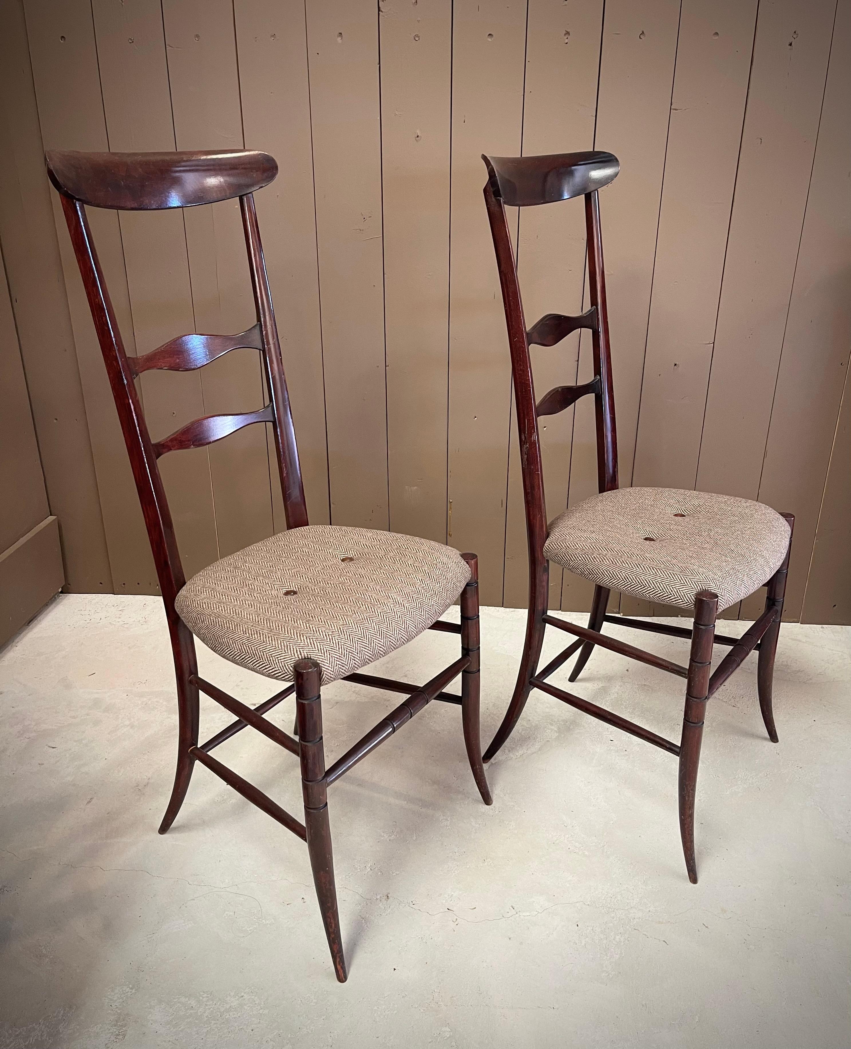 Ein hervorragendes Set aus zwei echten Chiavari-Esszimmerstühlen von Fratelli Levaggi, hergestellt in Norditalien um die 1950er Jahre. Diese für ihre kunstvolle Konstruktion gefeierten Stühle vereinen Eleganz, Stärke und federleichte Konstruktion -