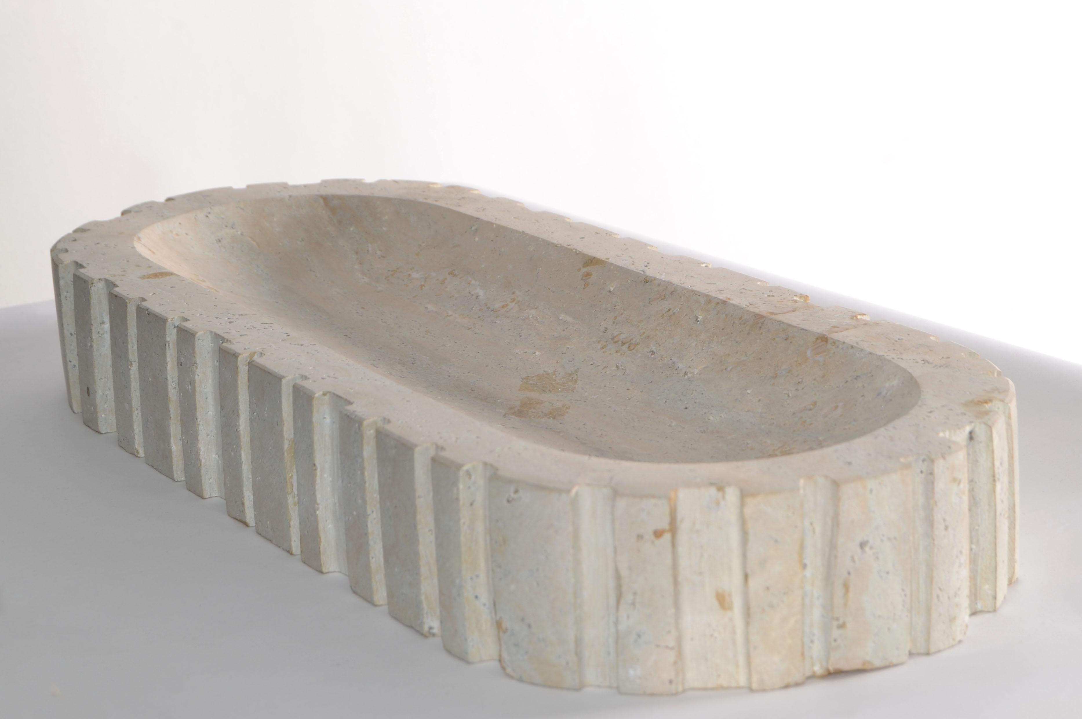 Pietra Centrotavola in pietra di travertino fatto a mano in stile Fratelli Manelli Scultura Raymor in vendita