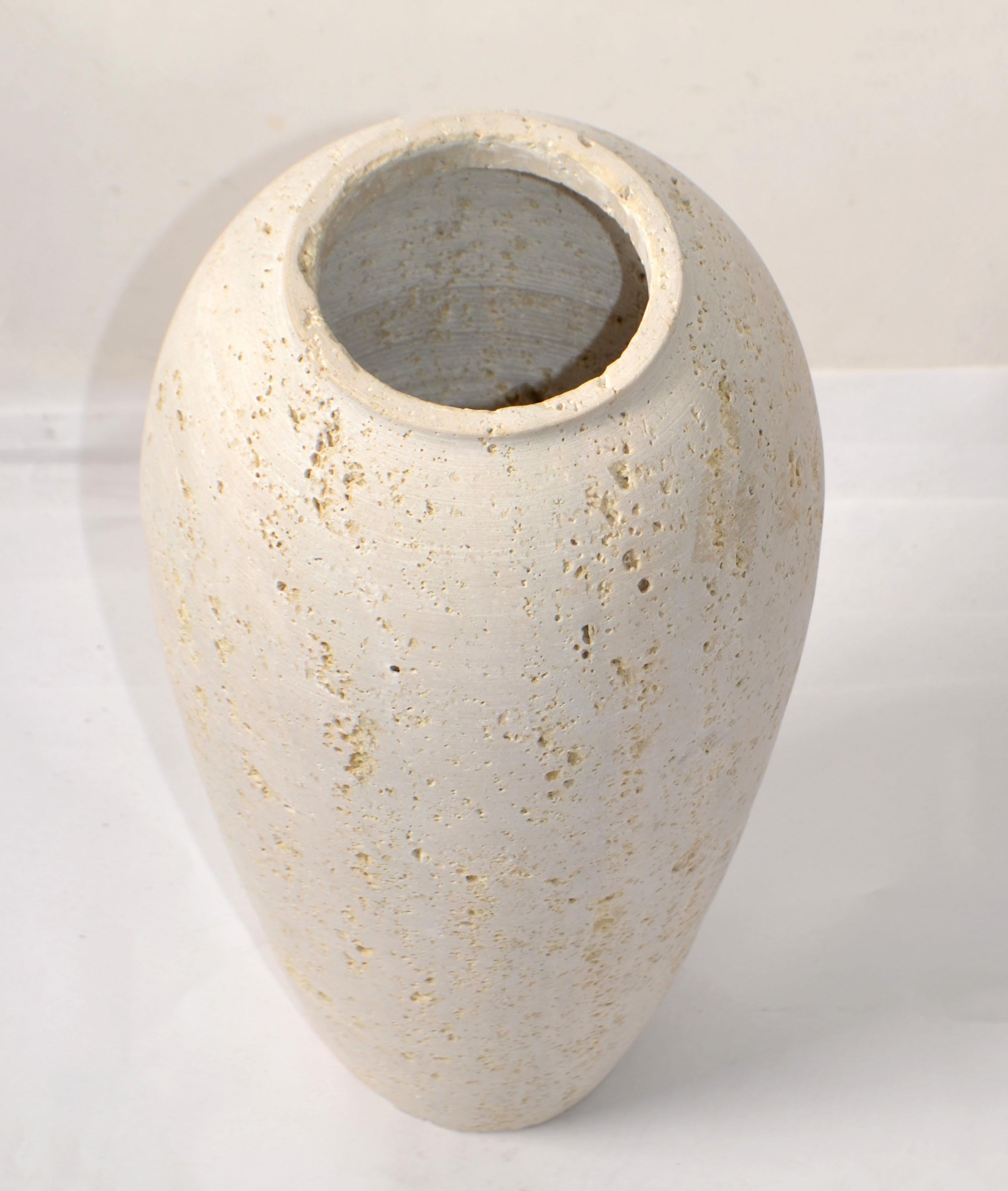 Fratelli Manelli Stil Venetia Classic Travertin Stein Kegel Vase Raymor Italien (Organische Moderne) im Angebot