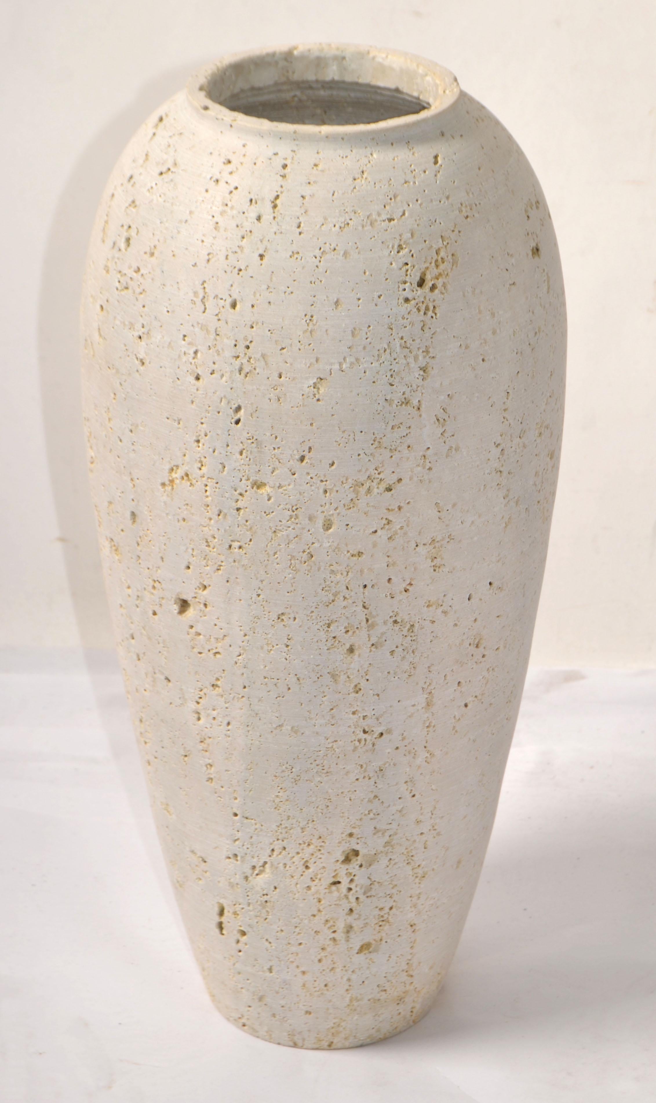 Fratelli Manelli Stil Venetia Classic Travertin Stein Kegel Vase Raymor Italien im Zustand „Gut“ im Angebot in Miami, FL