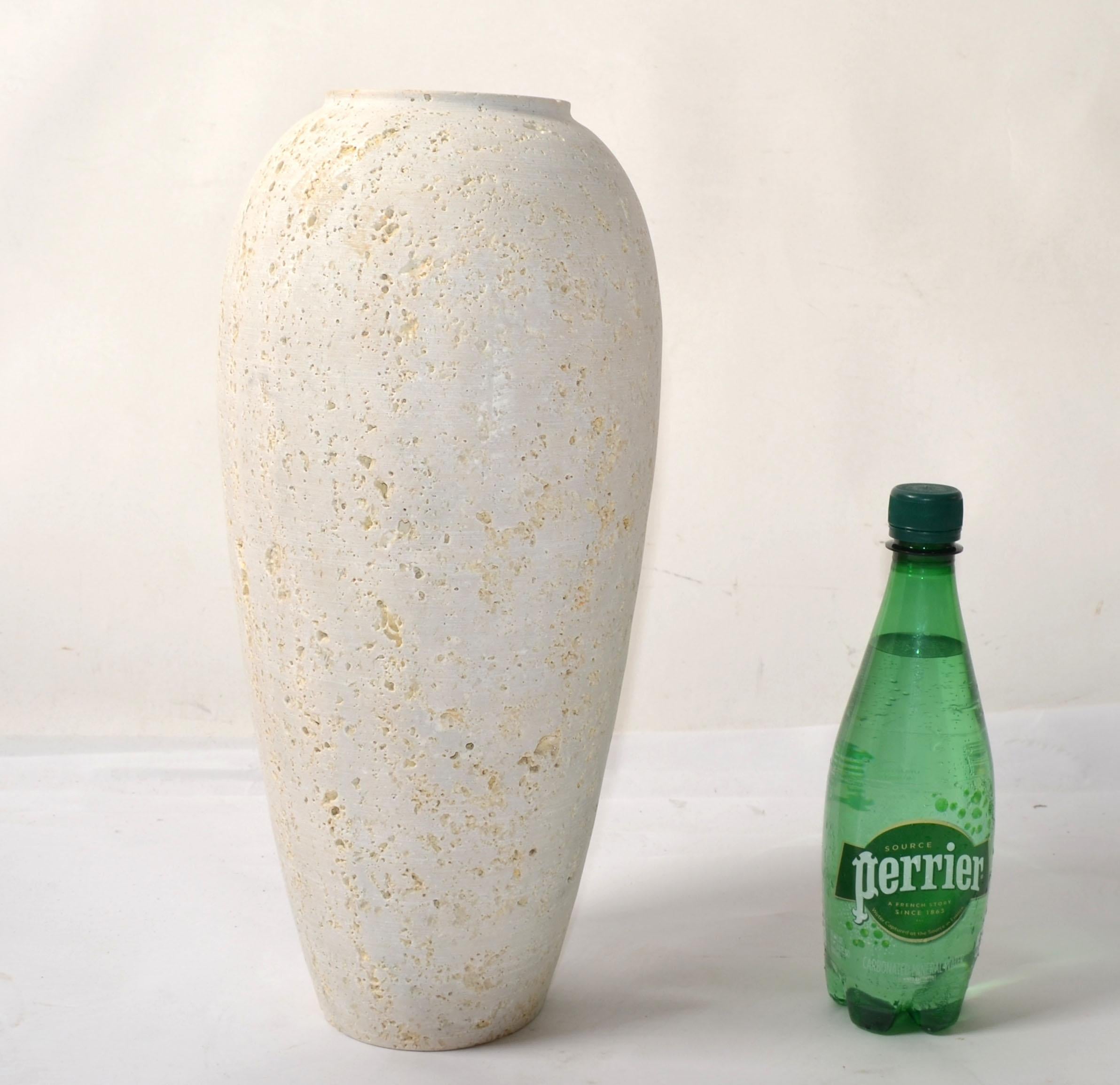 Fratelli Manelli Stil Venetia Classic Travertin Stein Kegel Vase Raymor Italien im Angebot 1